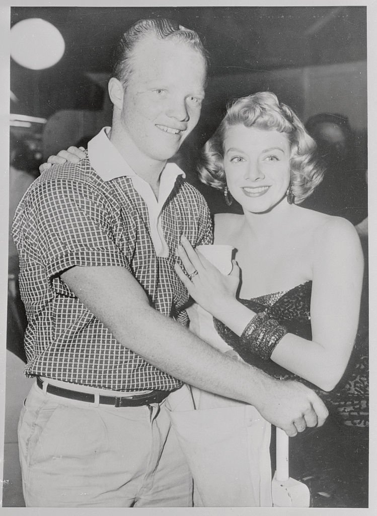 Dennis Crosby with singer Rosemary Clooney on the set of "White Christmas" in August 1945 in Hollywood. | Photo: Getty Images