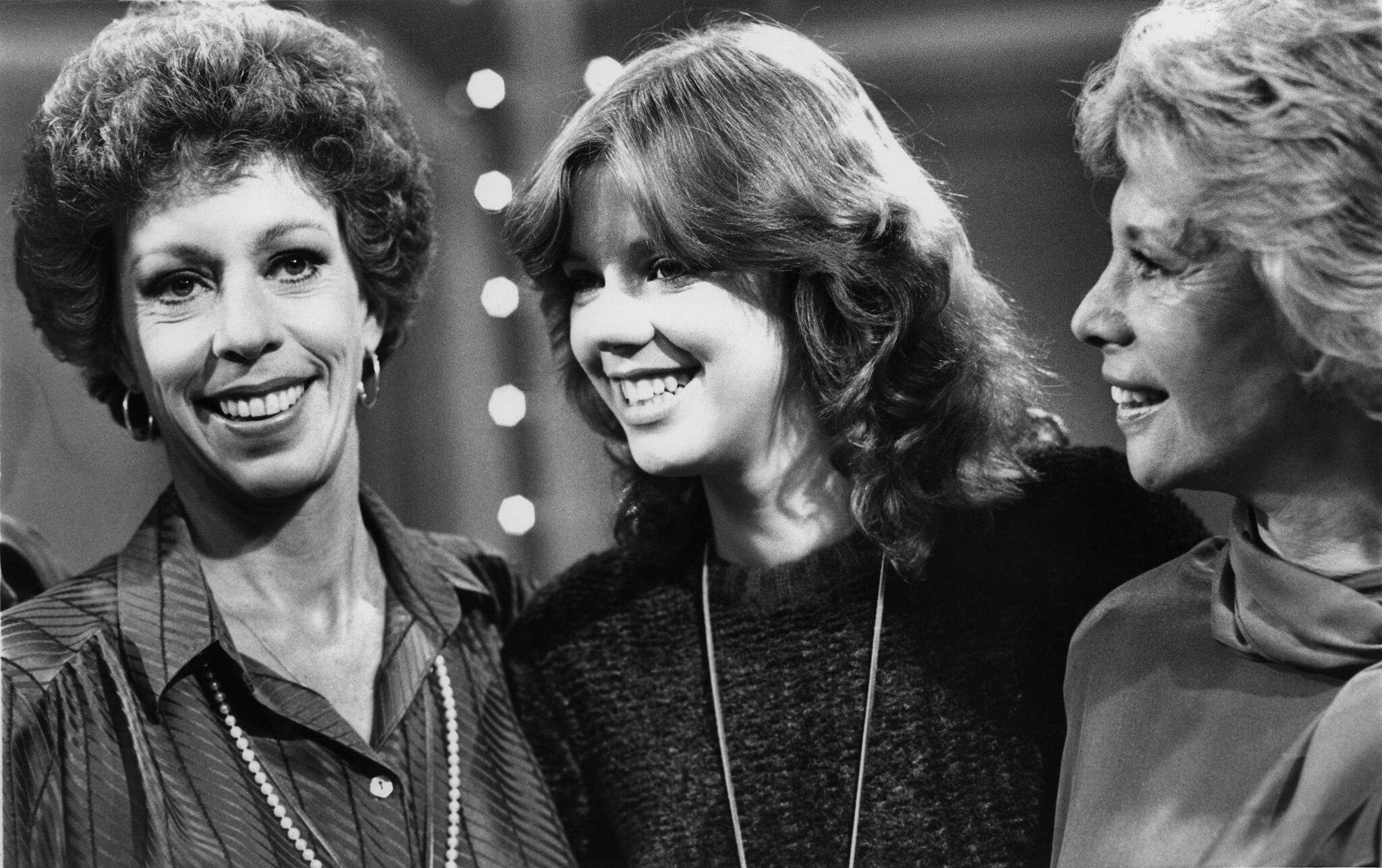 Carol Burnett, (left) and her daughter Carrie Hamilton (center) join Dinah Shore for the taping of the 'Dinah and Friends' show on October 23, 1979. | Source: Getty Images