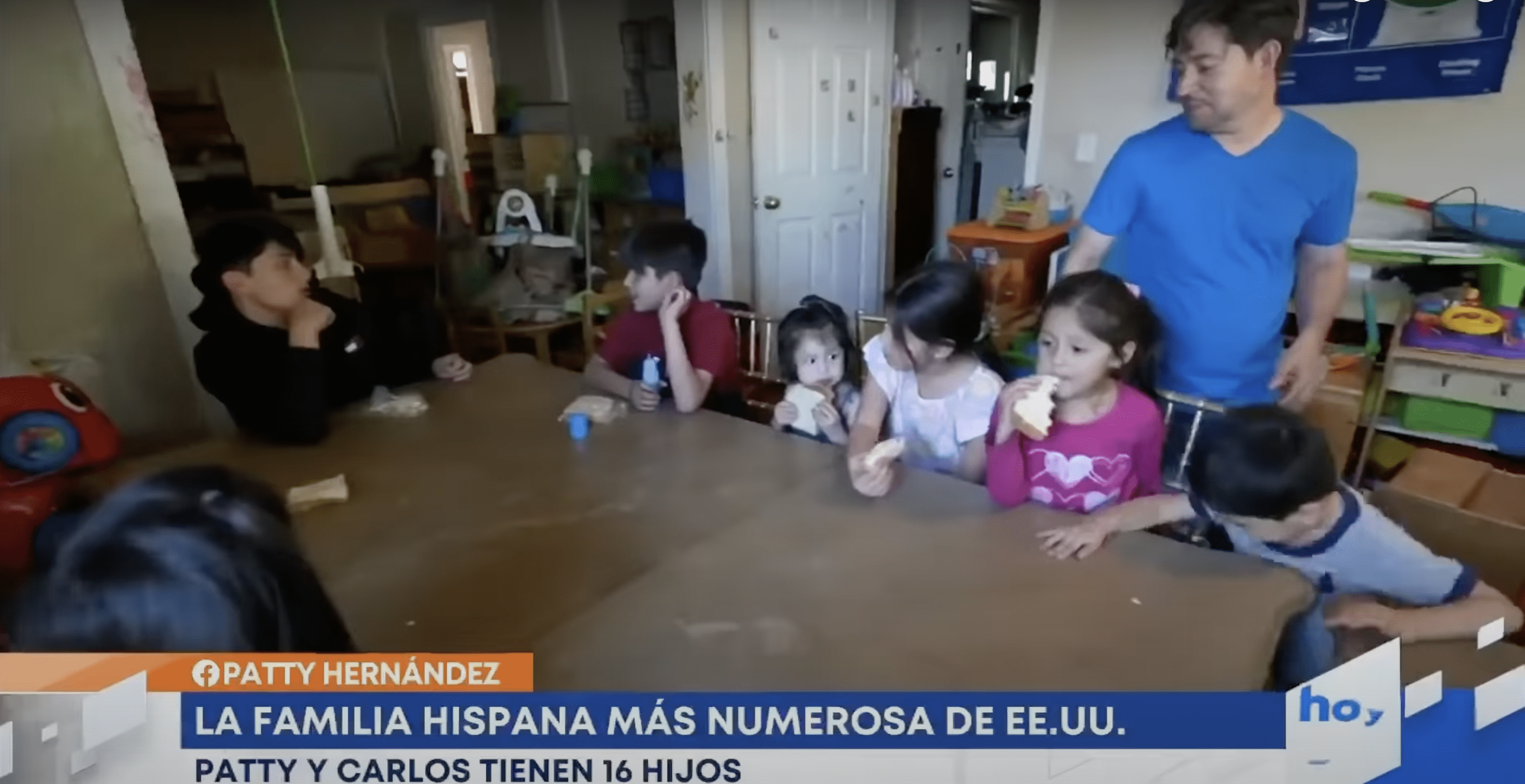 Carlos Hernandez est photographié avec quelques-uns de ses enfants. | Source : YouTube.com/hoy Día