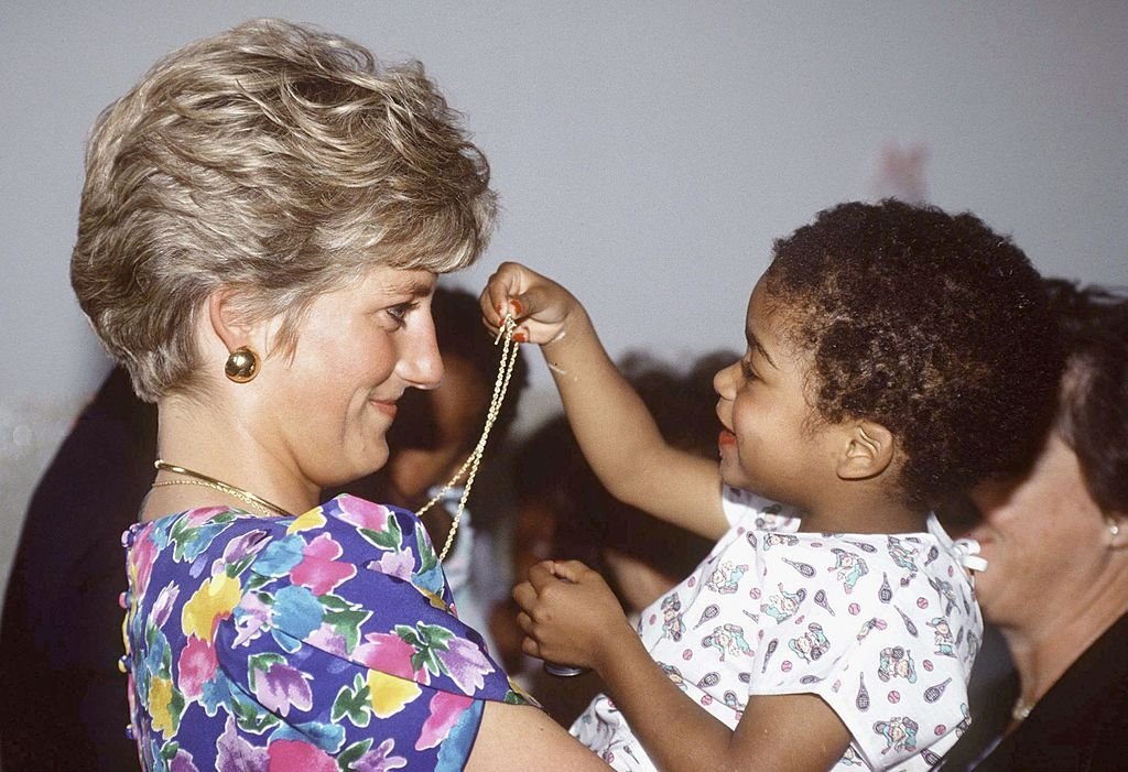 Princess Diana holding a child during a visit to a hostel for abandoned children on April 24, 1991 in Sao Paolo, Brazil. | Source: Getty Images