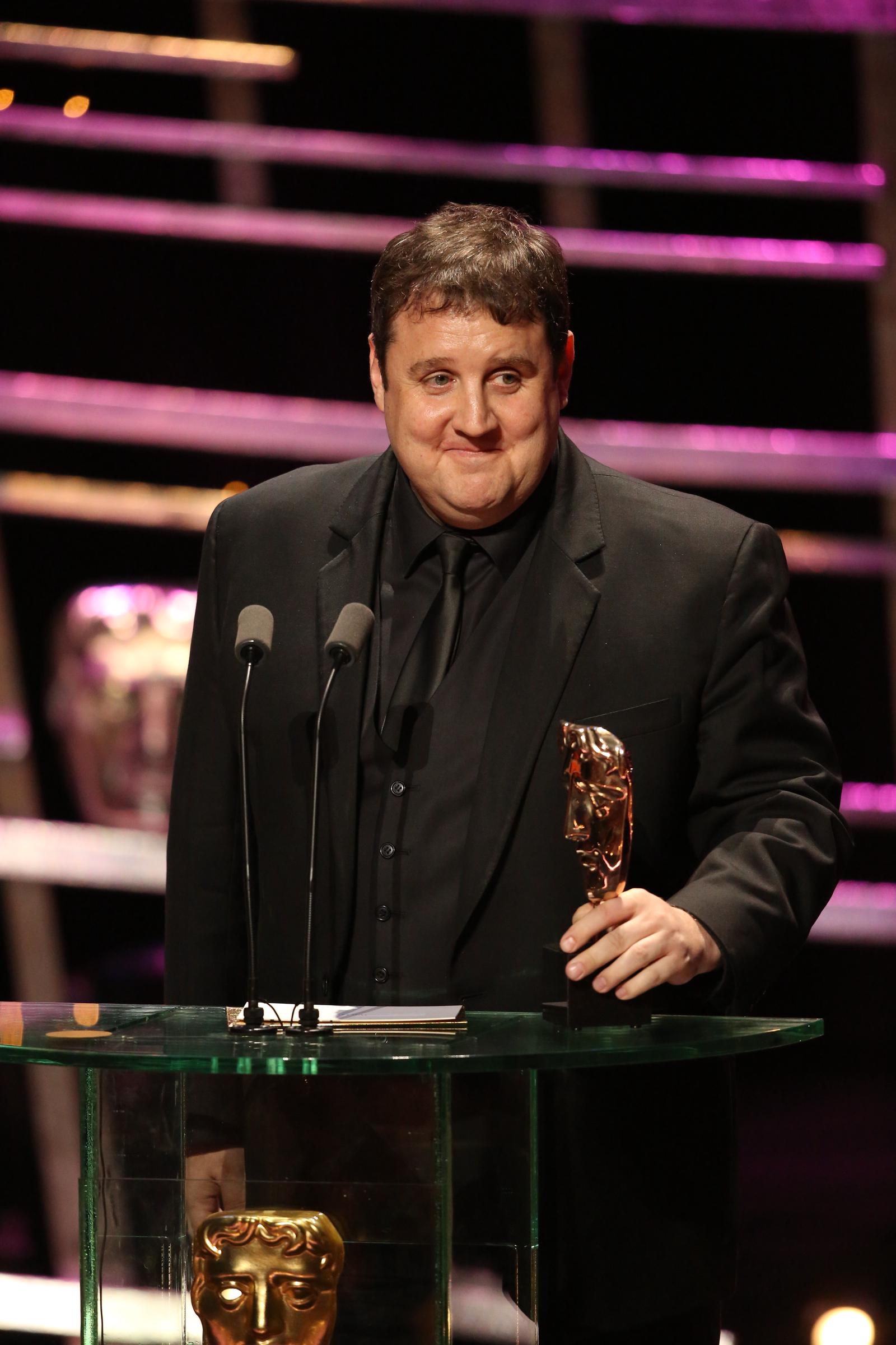 On stage the same evening, Kay’s fuller frame was more visible as he accepted the award with his signature humour and humility. Clad in a black suit that closely hugged his physique, the comedian stood behind the podium with a noticeably rounder build — a stark contrast to the slimmer figure he would later unveil nearly a decade on.