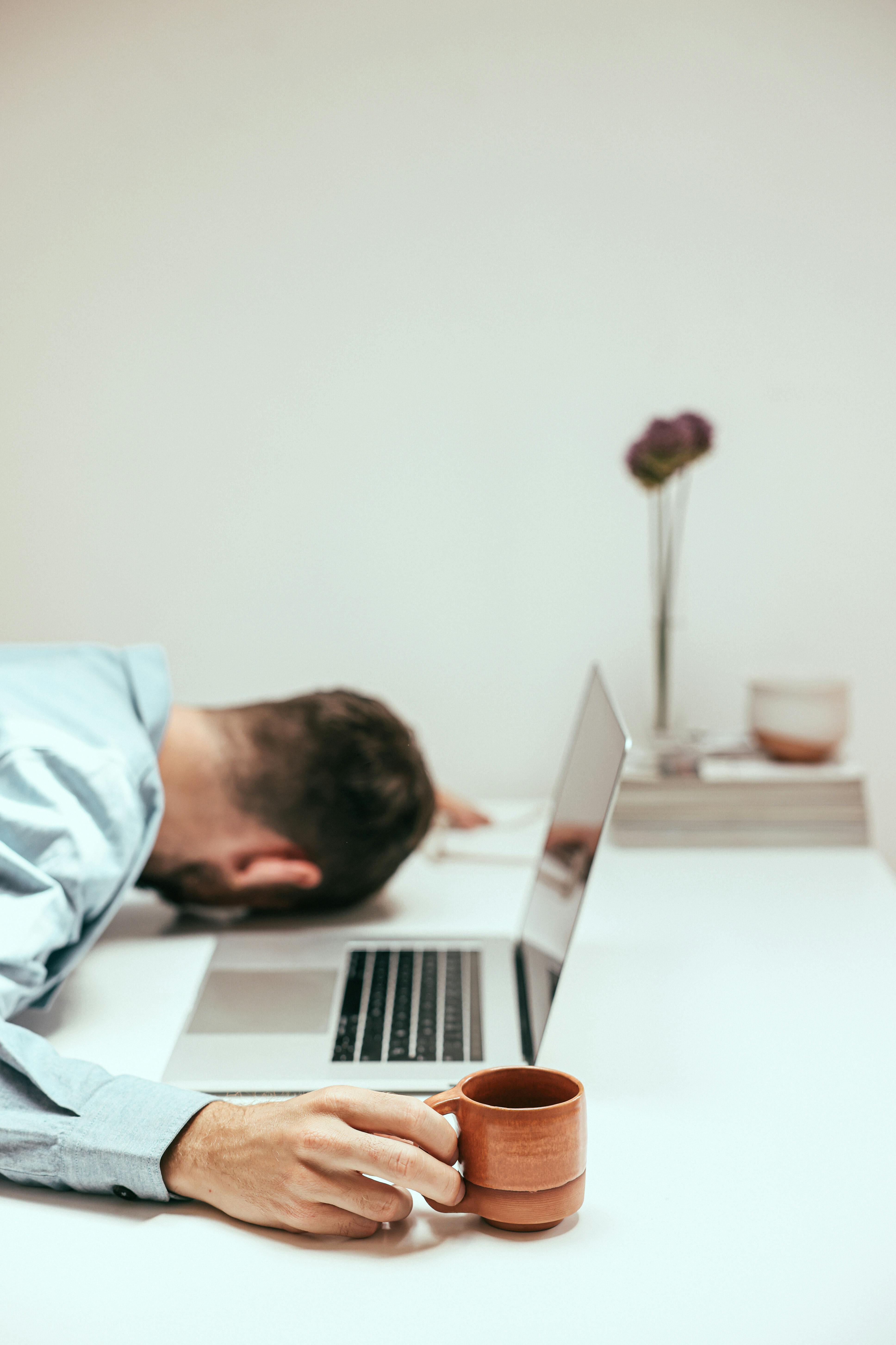 A tired man at work | Source: Pexels