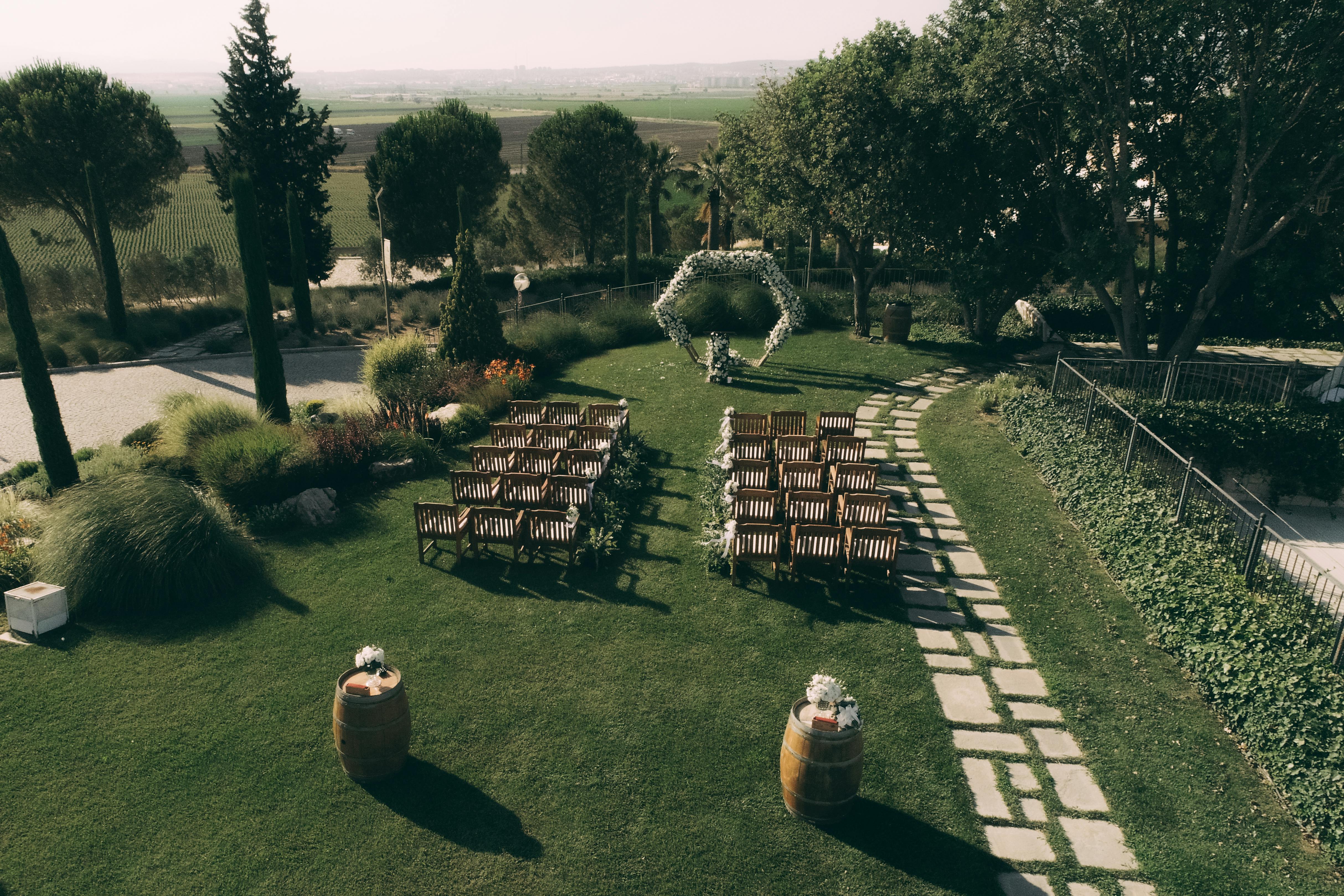 A garden prepared for a wedding ceremony | Source: Pexels