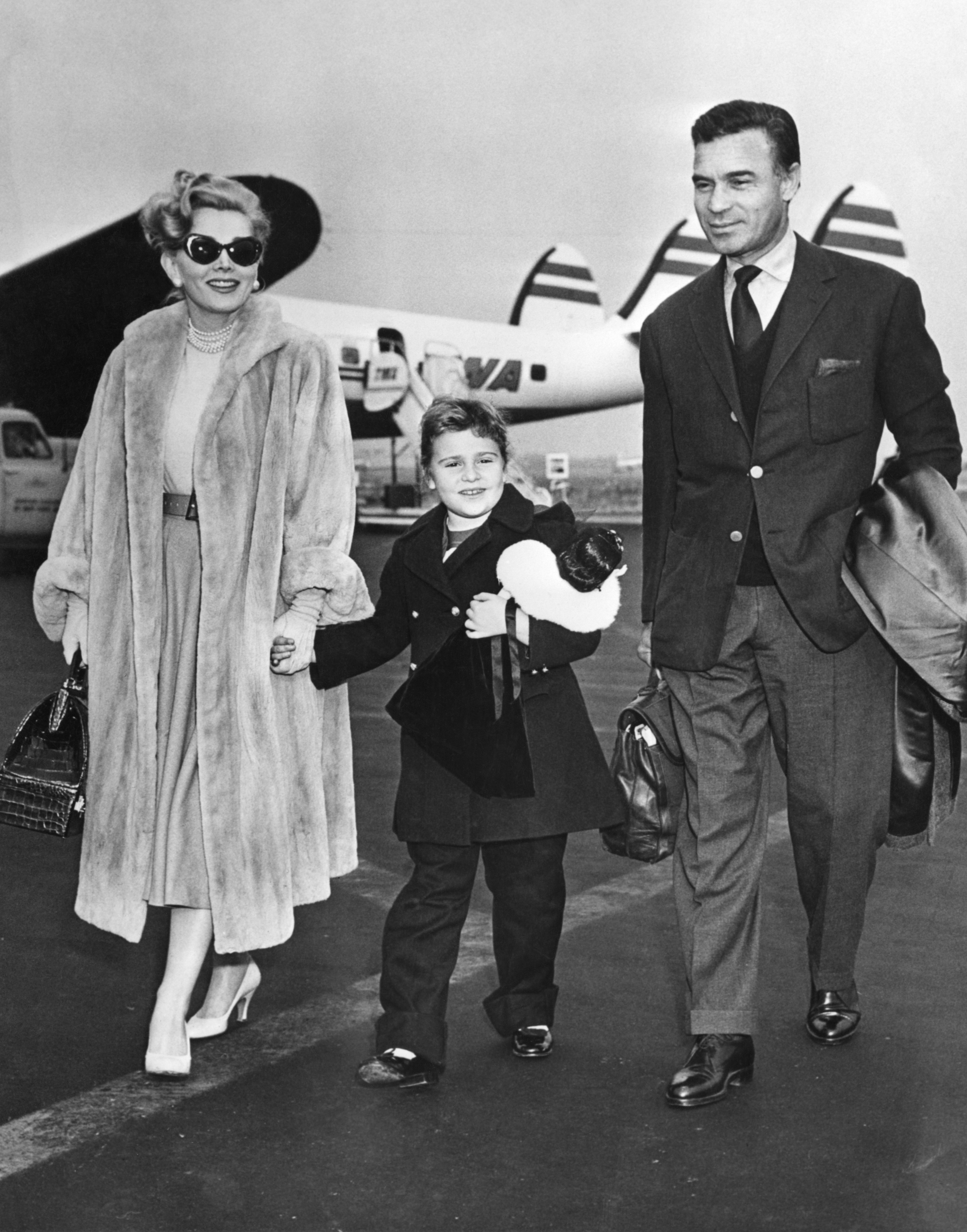 Zsa Zsa Gabor, Francesca Hilton, and Porforio Rubirosa at Idlewild Airport on December 31, 1954. | Source: Bettmann/Getty Images