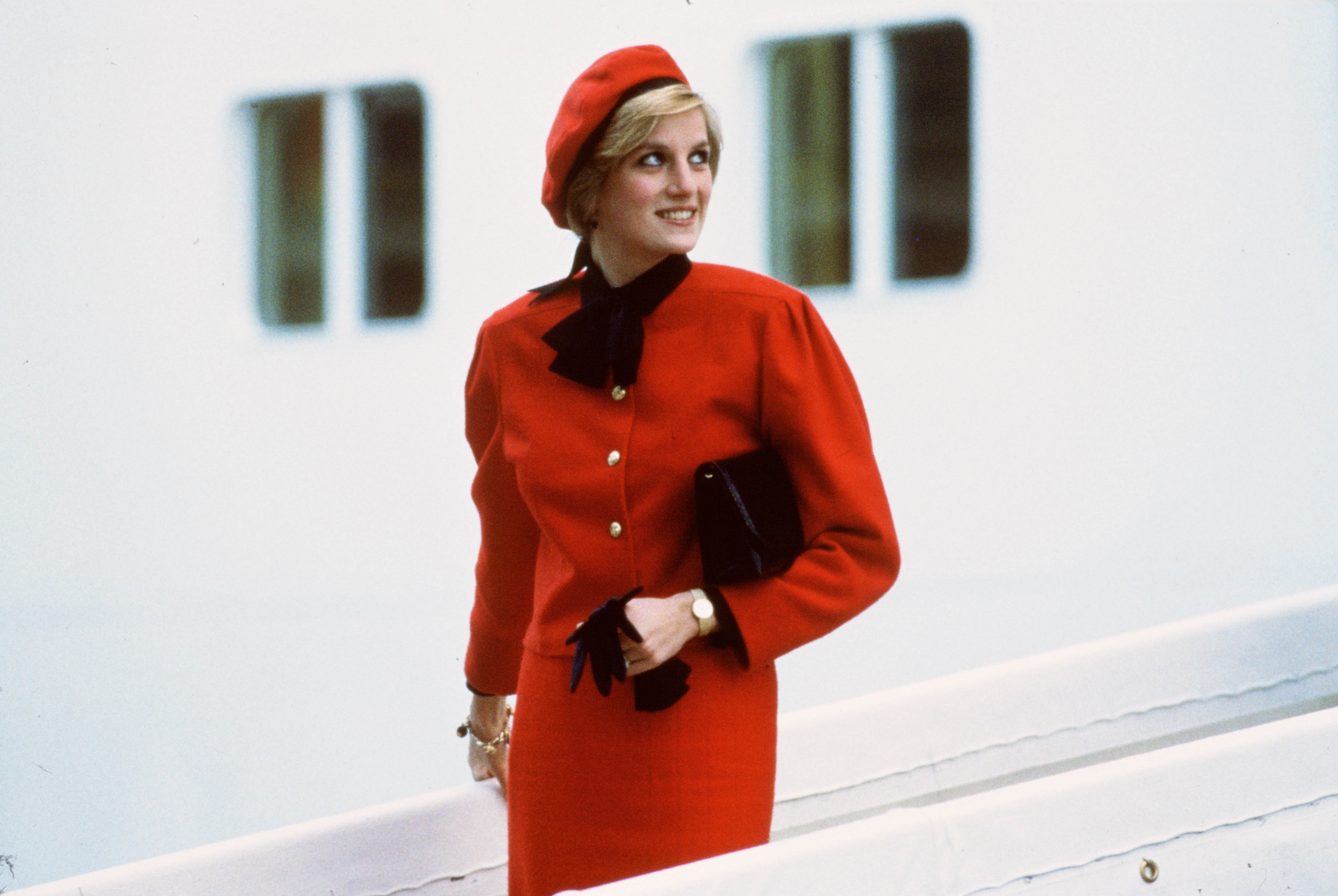 Diana, Princess of Wales wears a charm bracelet aboard the new P&O cruise liner "Royal Princess" | Photo: Getty Images