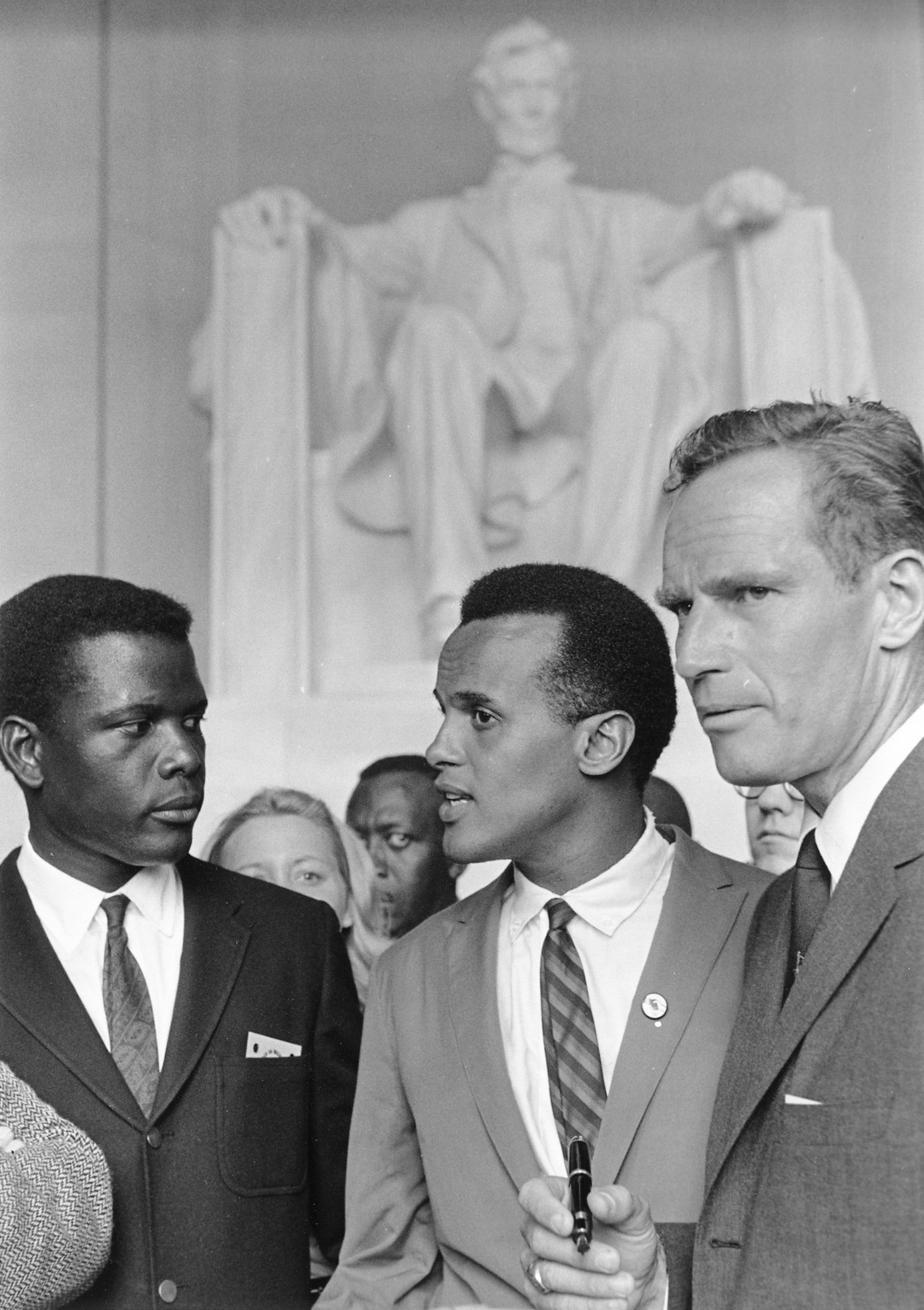Poitier at the 1963 March on Washington, alongside actors Harry Belafonte and Charlton Heston. | Photo: Wikimedia Common Images