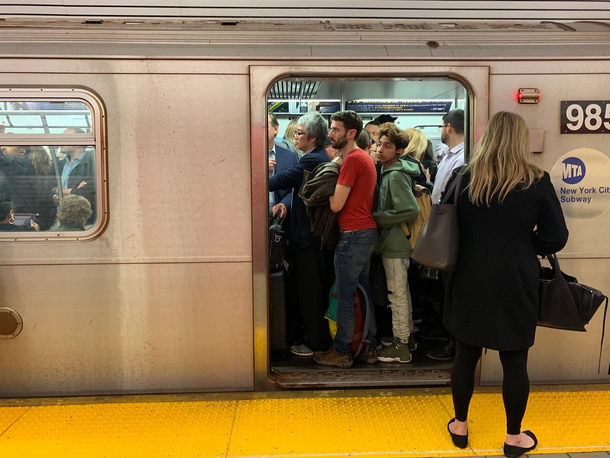 Atestado vagón de la línea 6 del metro de Nueva York || Fuente: Shutterstock Atestado vagón de la línea 6 del metro de Nueva York || Fuente: Shutterstock