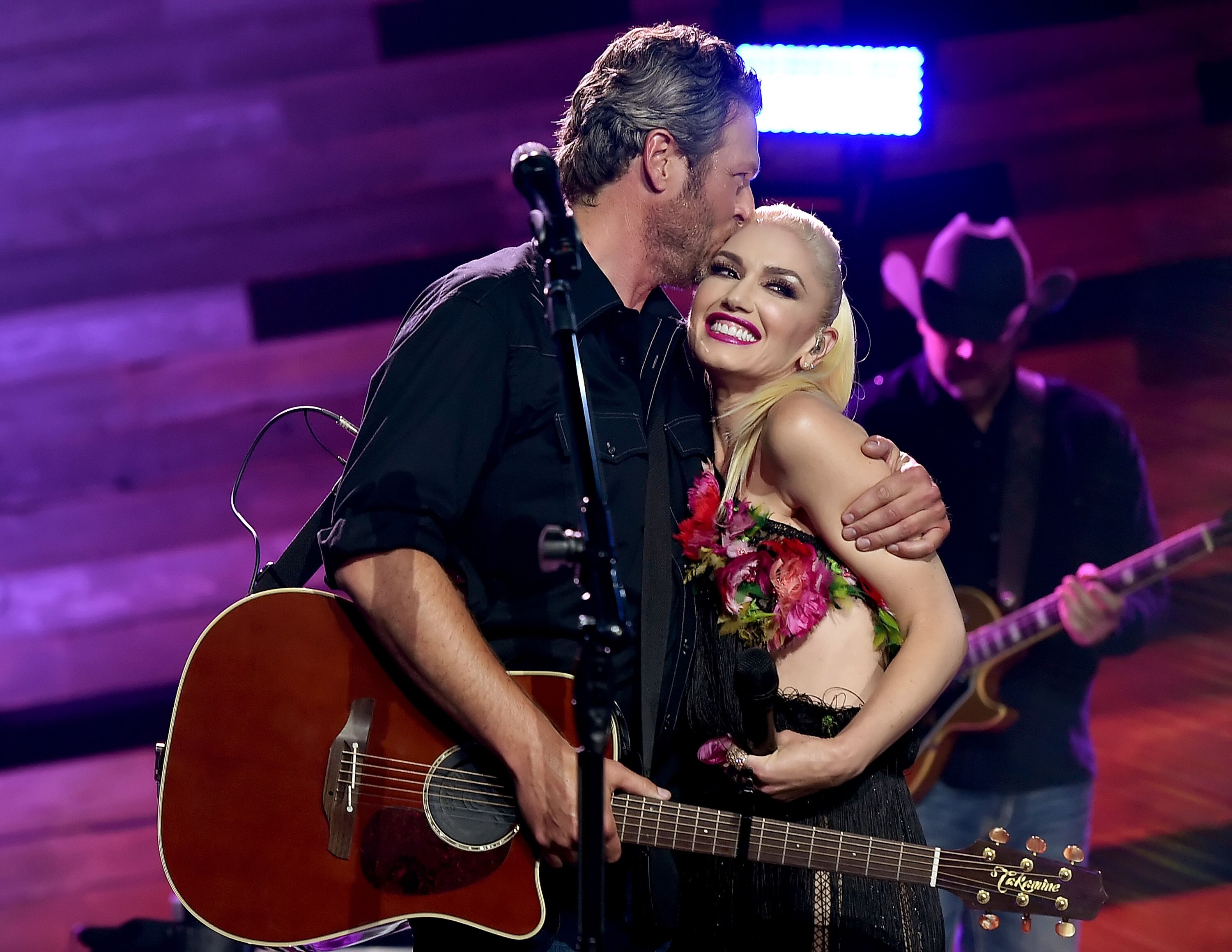Singers Blake Shelton (L) and Gwen Stefani perform on the Honda Stage at the iHeartRadio Theater  | Getty Images