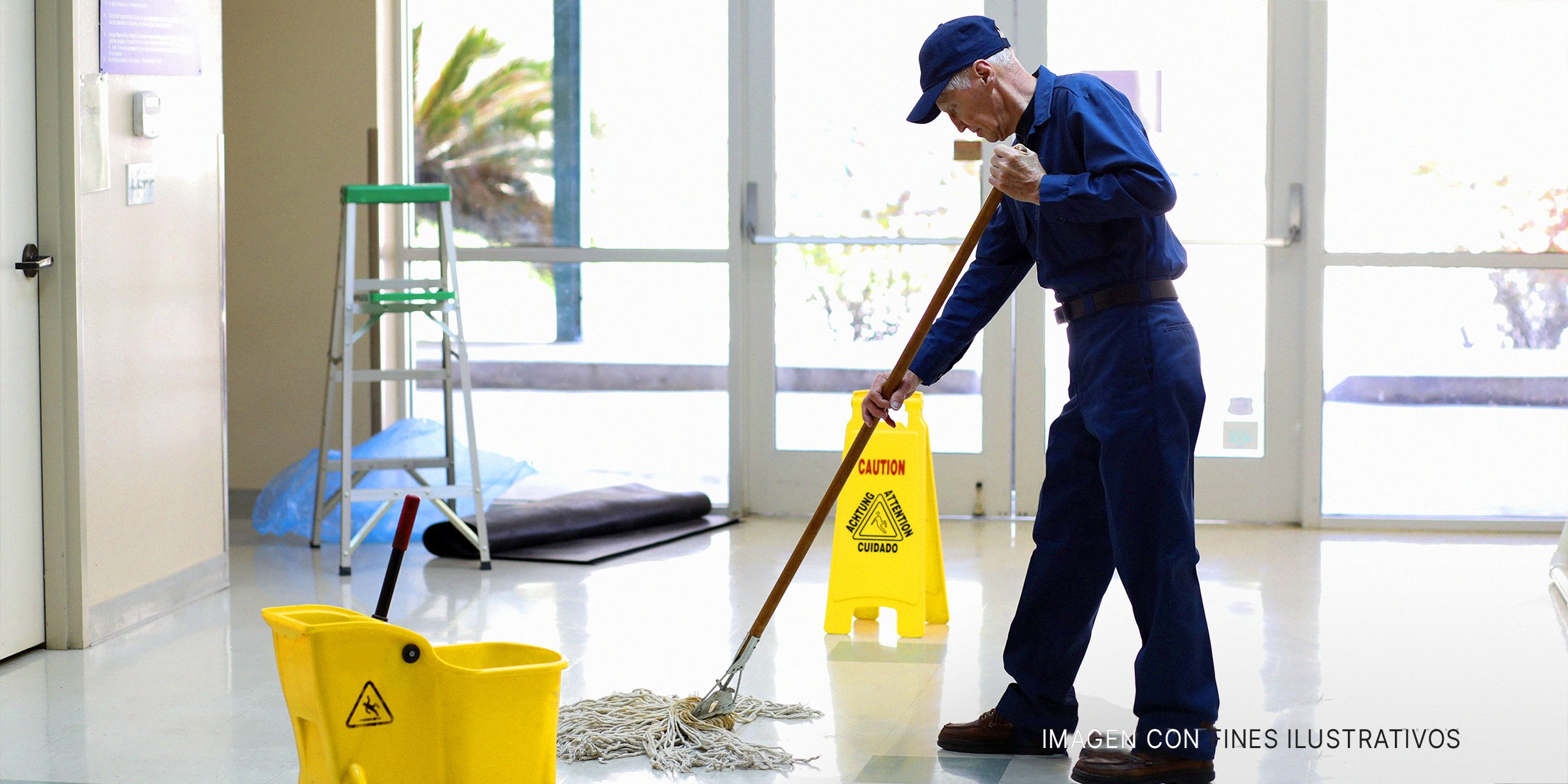 Anciano limpiando el piso | Foto: Getty Images
