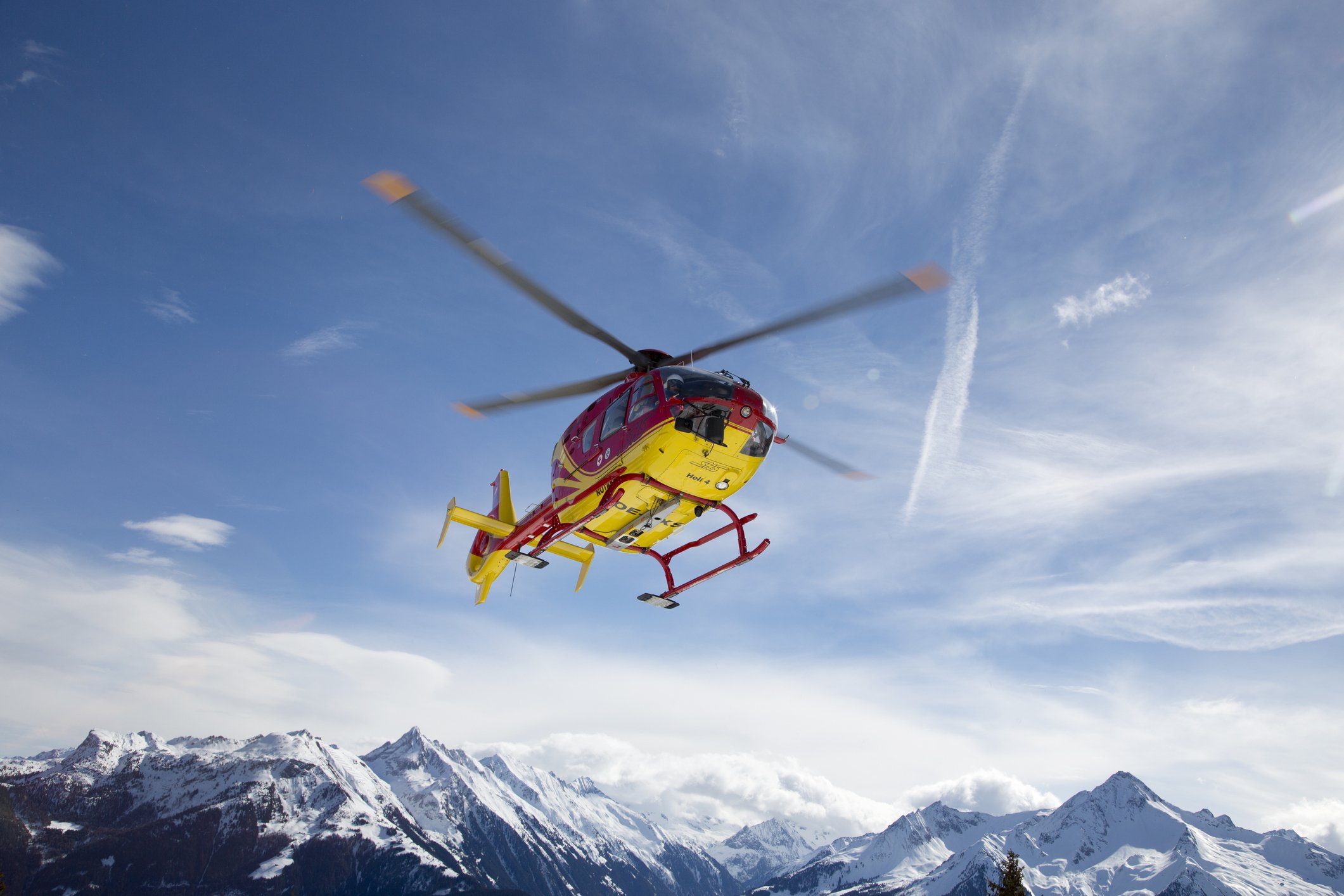 Hubschrauber in den Bergen | Quelle: Getty Images Hubschrauber in den Bergen | Quelle: Getty Images