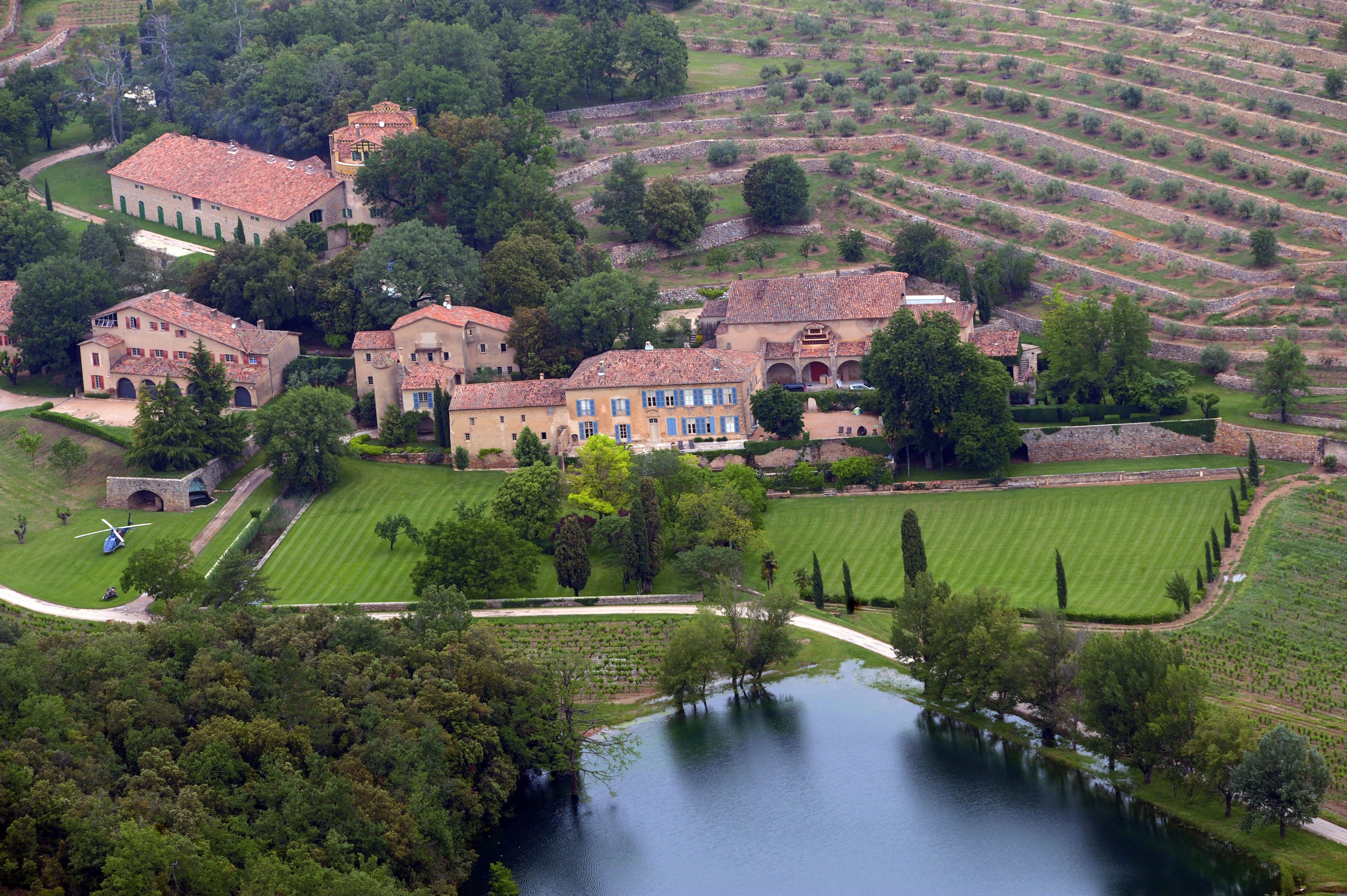 Una vista aérea de Le Val, sureste de Francia, muestra el Chateau Miraval, una propiedad de viñedos de los actores Brad Pitt y Angelina Jolie. | Foto: Getty Images