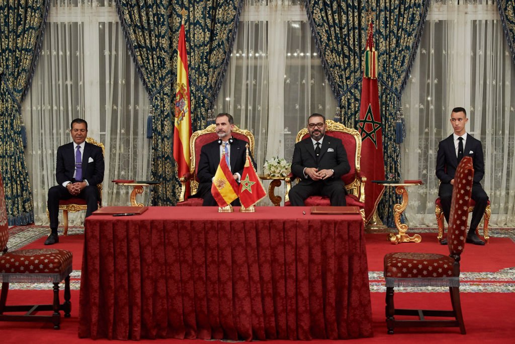 Le Prince Moulay Rachid du Maroc, le Roi Felipe VI d'Espagne, le Roi Mohammed VI du Maroc et le Prince Moulay Hassan du Maroc assistent à la signature d'accords bilatéraux au Palais Royal de l'Agdal le 13 février 2019 à Rabat, Maroc. | Photo : Getty Images