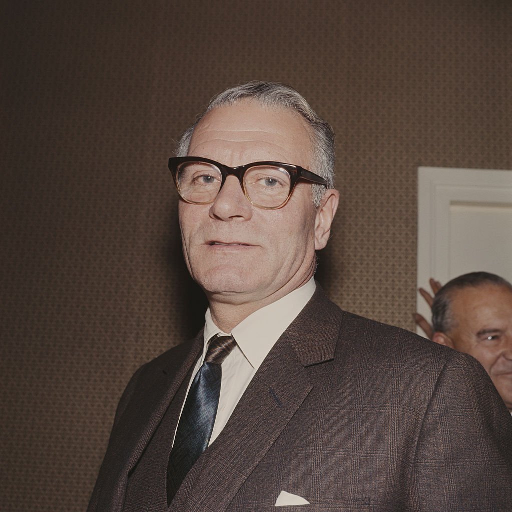 Laurence Olivier (1907-1989) pictured at a drinks reception for actors at the National Theatre in London on November 1, 1965. | Photo: Getty Images