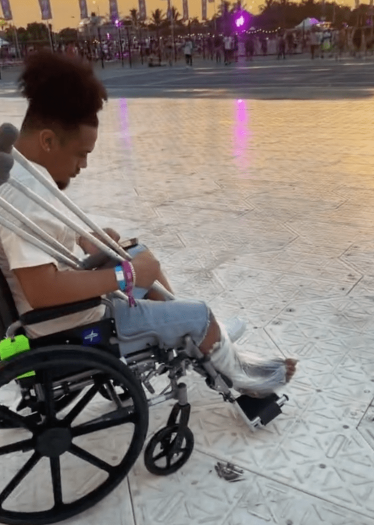 In a viral TikTok video a woman showed her boyfriend who was in a wheelchair forced to sit far away from the stage | Photo: TikTok/@clawdbycaroline 