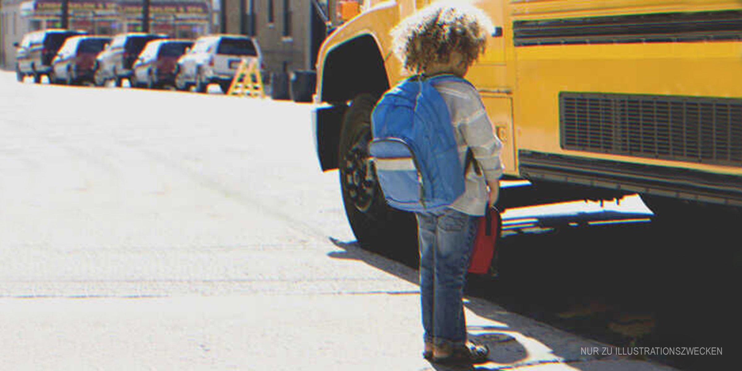 Junge wartet auf den Schulbus. | Quelle: Getty Images