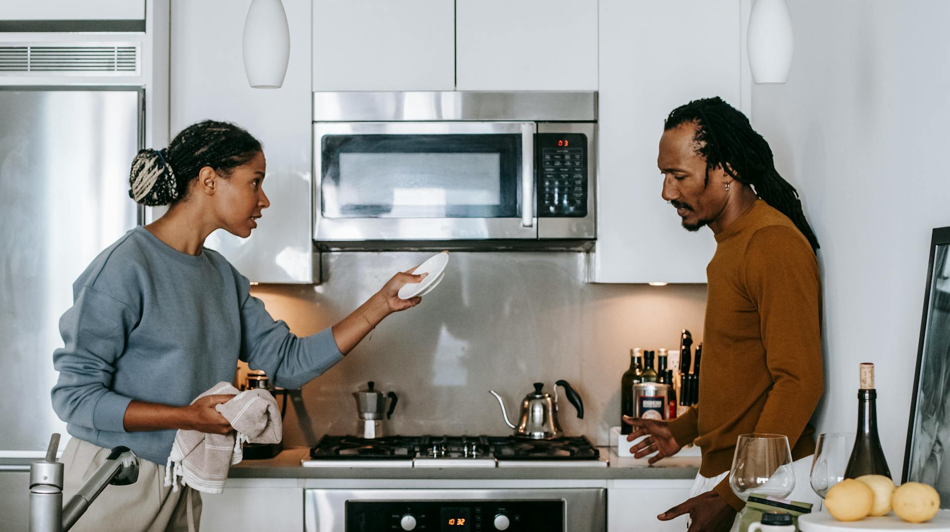 A couple arguing in a kitchen | Source: Pexels