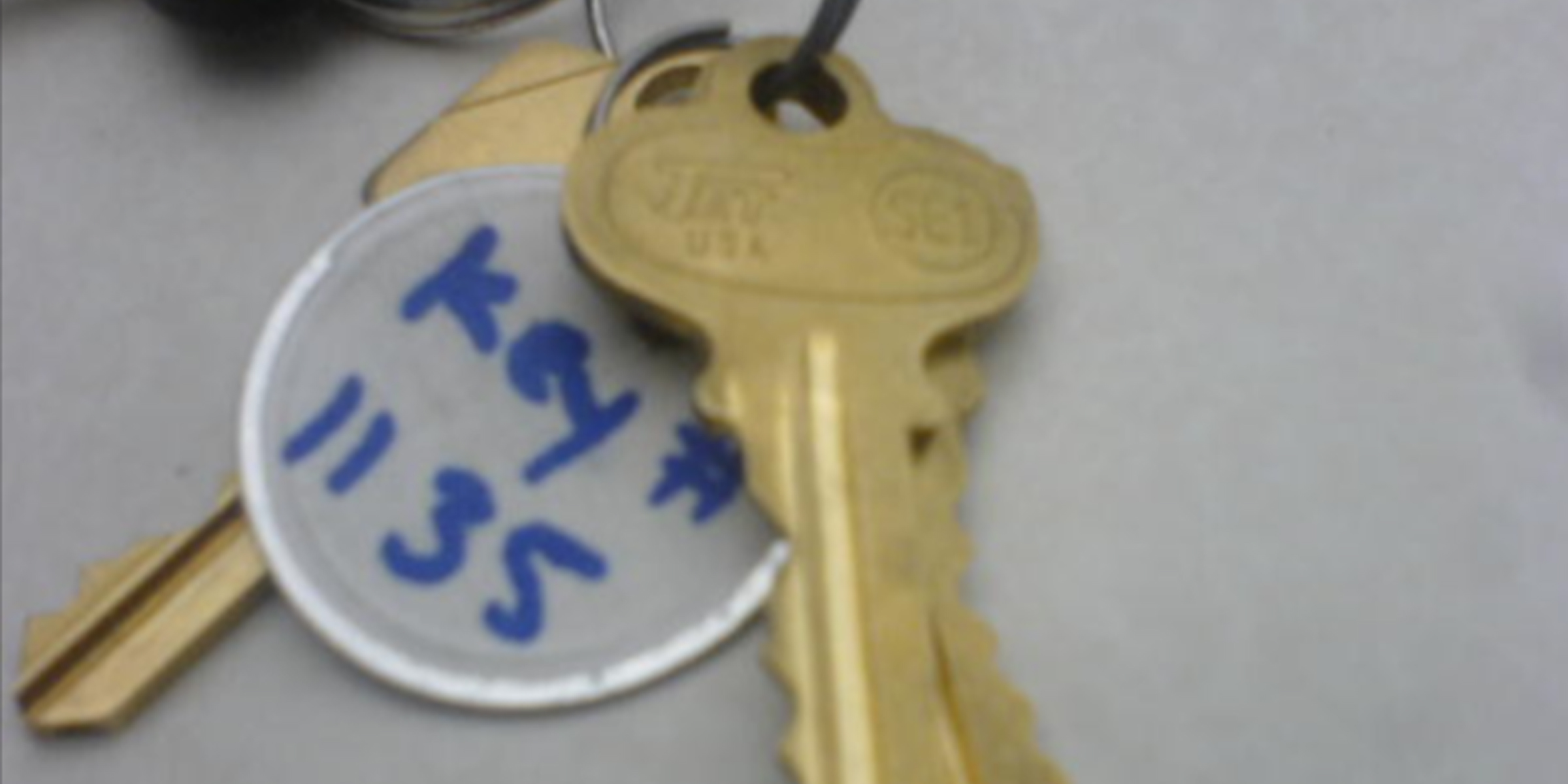 A set of keys with a number | Source: Amomama