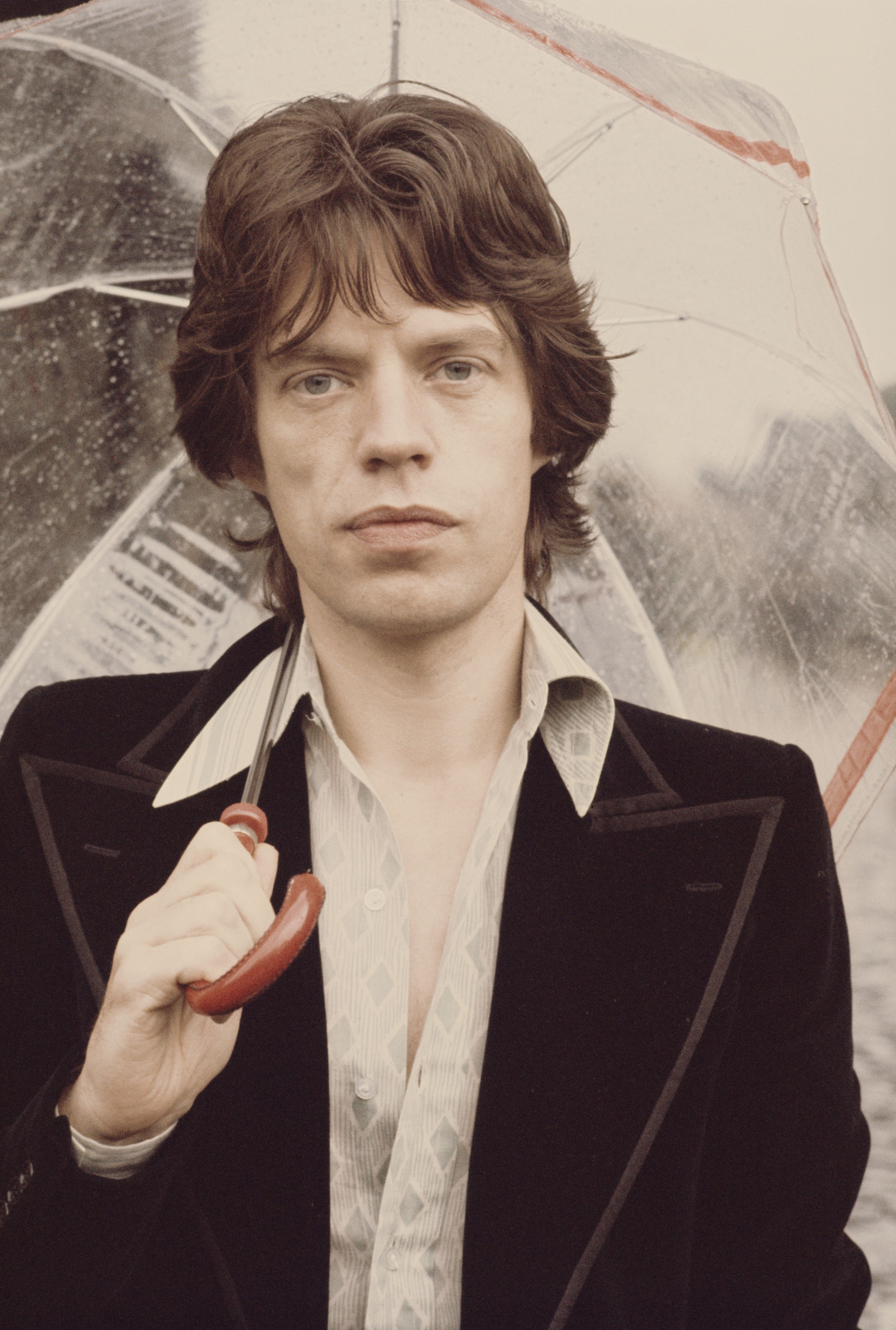 Mick Jagger de los Rolling Stones sosteniendo un paraguas en el castillo de Carmarthen en Gales, el 23 de julio de 1973. | Foto: Getty Images