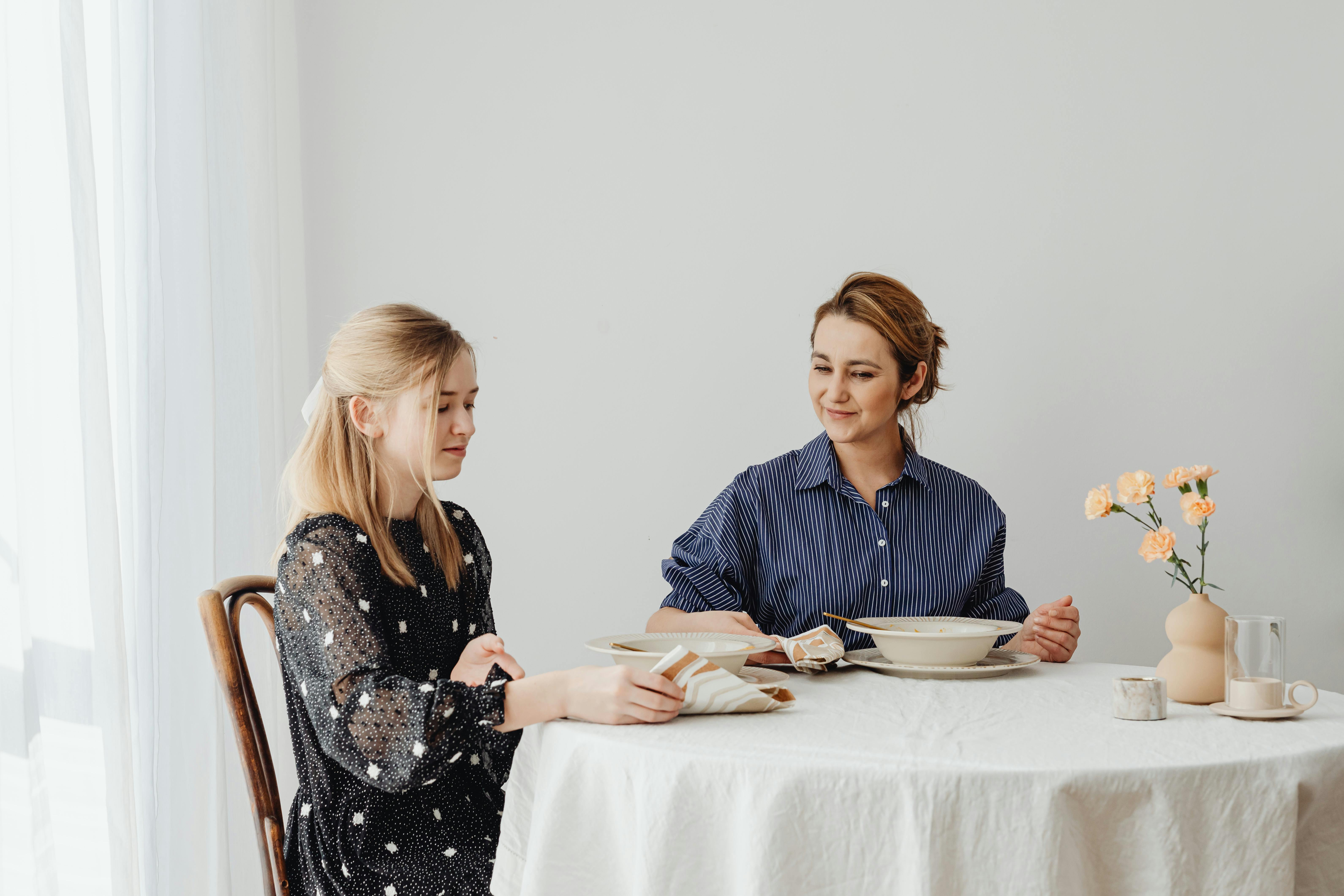 Two women dining | Source: Pexels