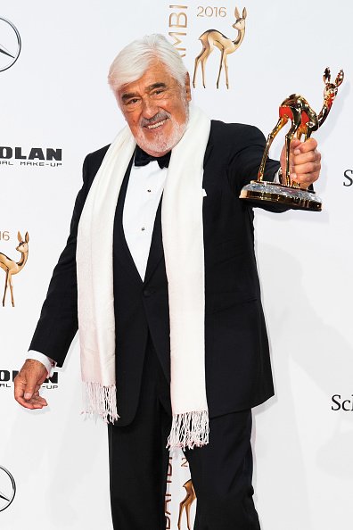 Mario Adorf posiert mit Auszeichnung bei der Bambi-Verleihung 2016 im Stage Theater am 17. November 2016 in Berlin | Quelle: Getty Images