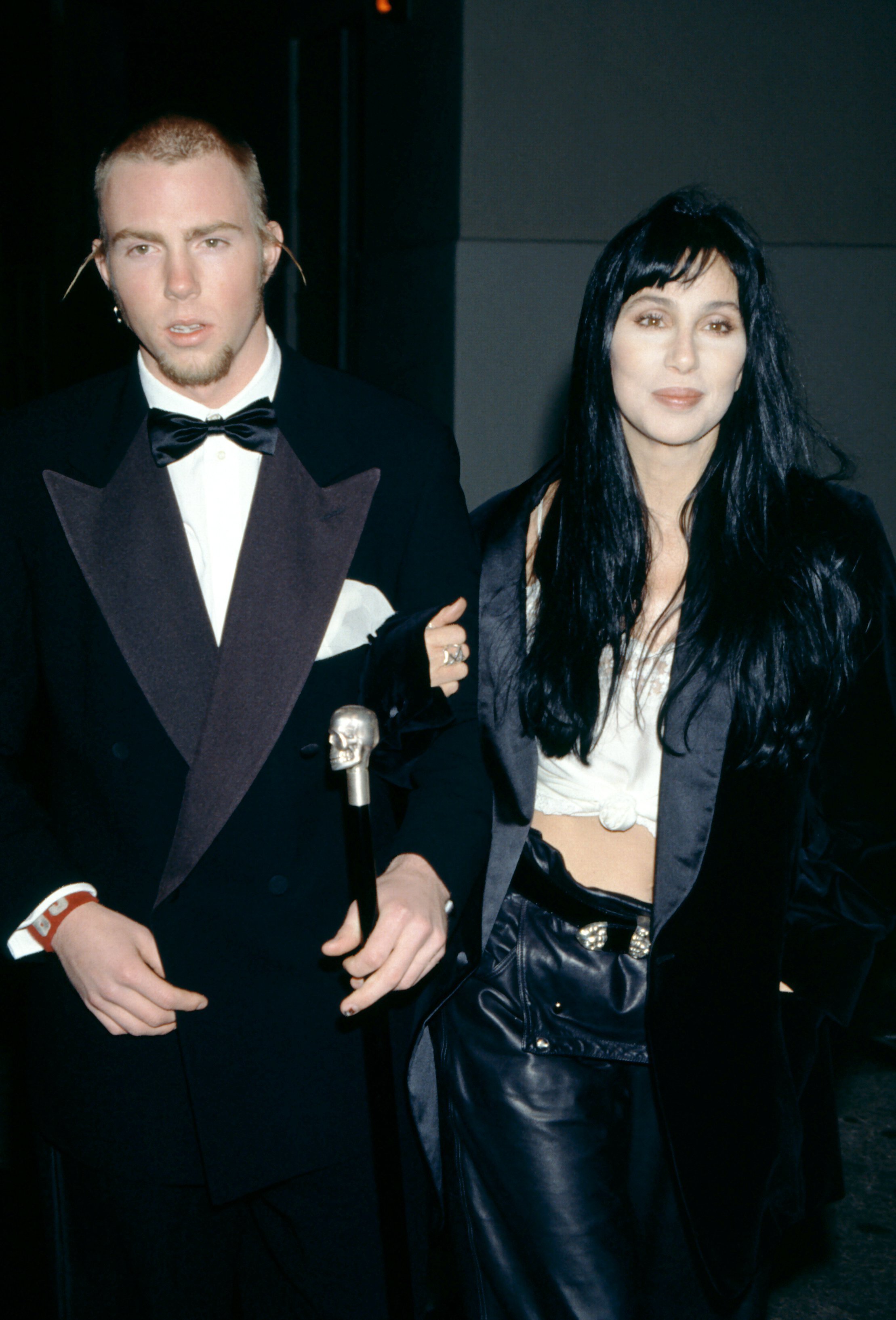Elijah Blue Allman y Cher, el 7 de diciembre de 1994 en Los Ángeles. | Foto: Getty Images