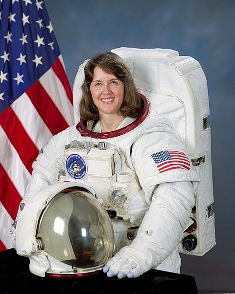Portrait of Kathryn C. Thornton in NASA uniform with U.S. flag in the background | Source: Wikimedia Commons