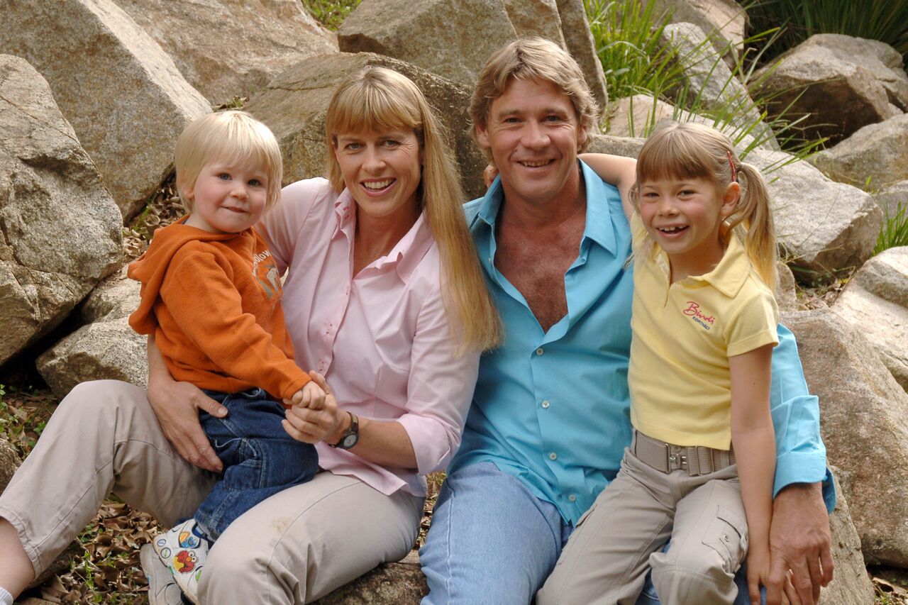 Steve Irwin poses with his family at Australia Zoo on June 19, 2006. | Source: Getty Images