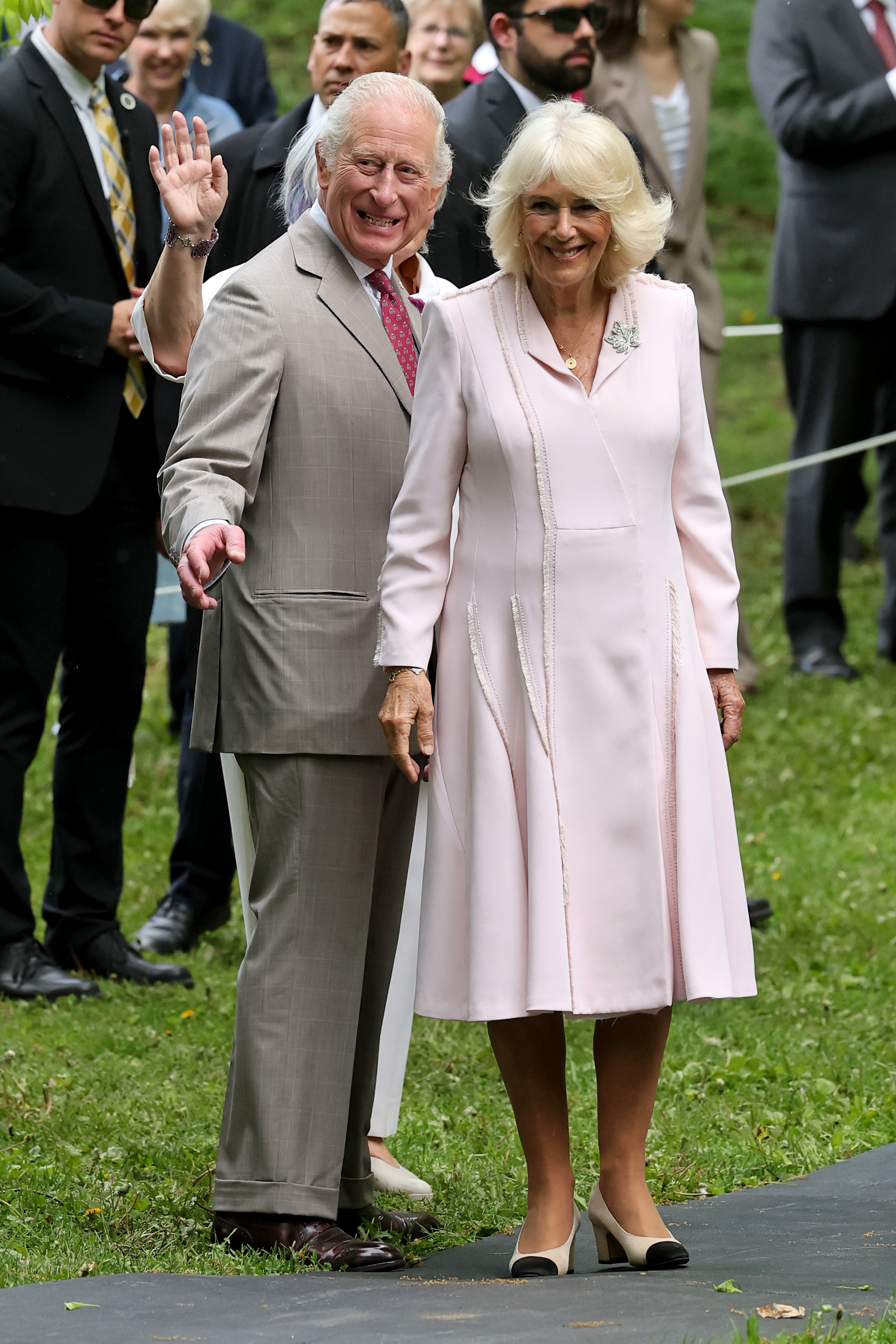 After the airport welcome, King Charles III and Queen Camilla arrive at Rideau Hall for a ceremonial tree planting. In this photo, Camilla’s outfit is more clearly visible—a light pink ensemble by a British designer that flatters her beautifully, adding a graceful touch to the day's events.
