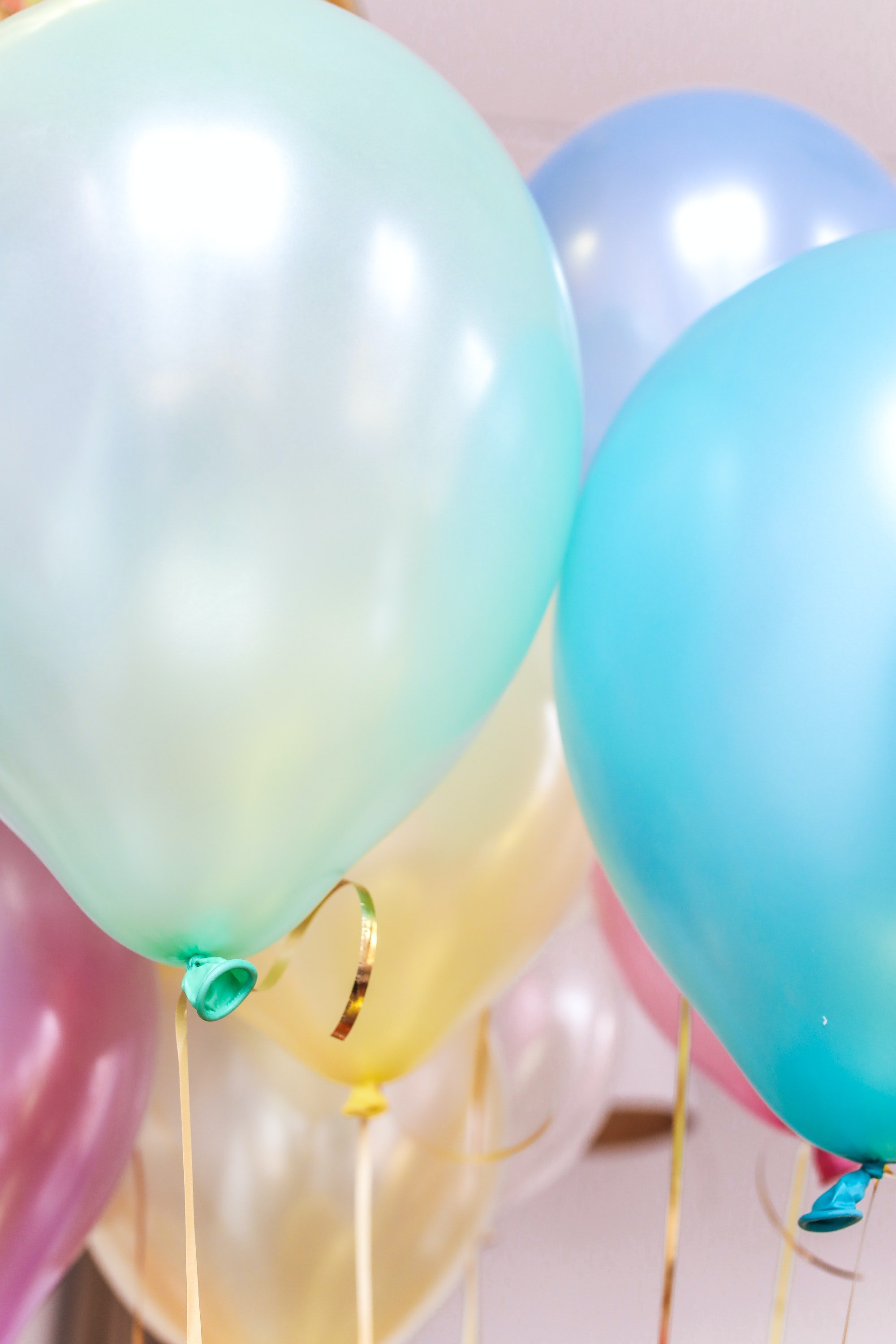 The living room was decorated with balloons, streamers, and basketball paraphernalia. | Source: Pexels