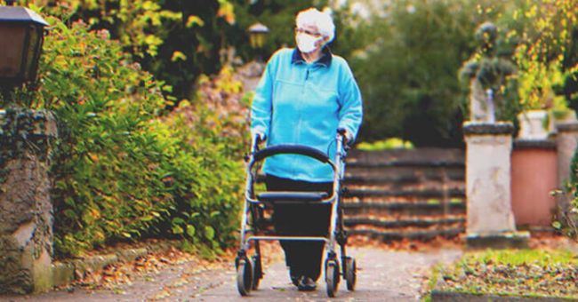 Une vieille dame qui se déplace à l'aide d'une canne quadripode | Source : Shutterstock