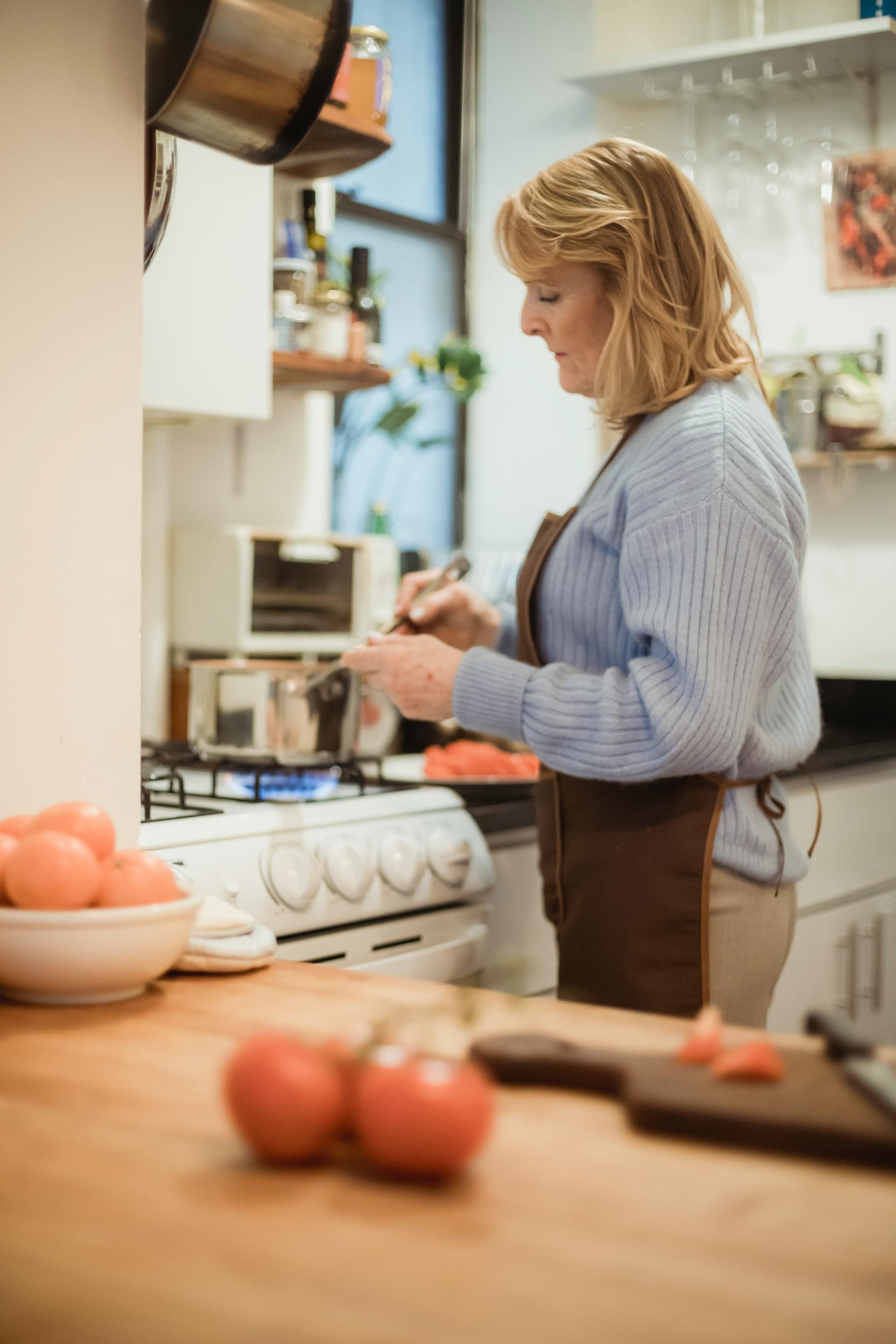 Mature woman cooking in the kitchen | Source: Pexels