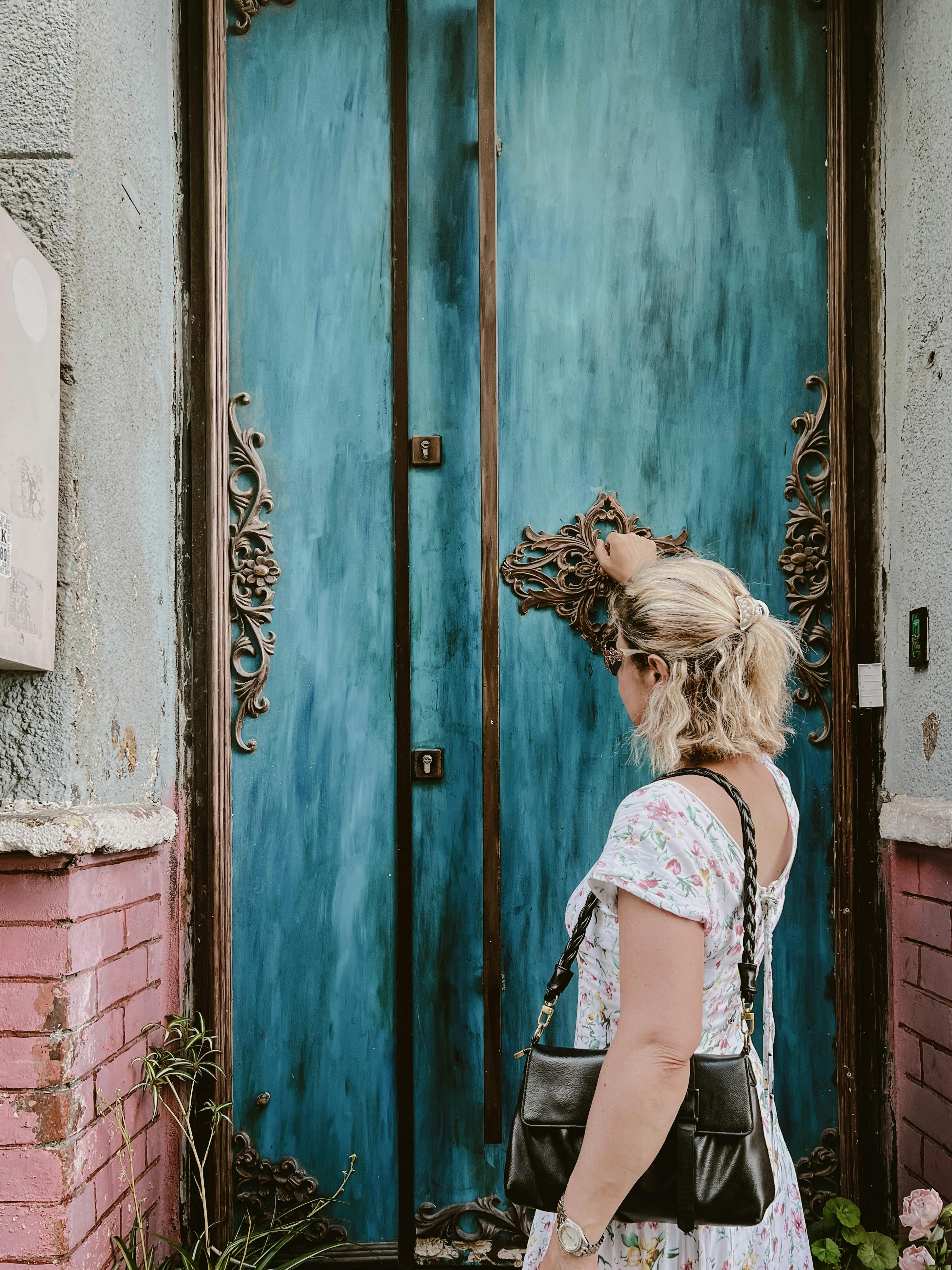 Woman knocks on the door | Source: Pexels