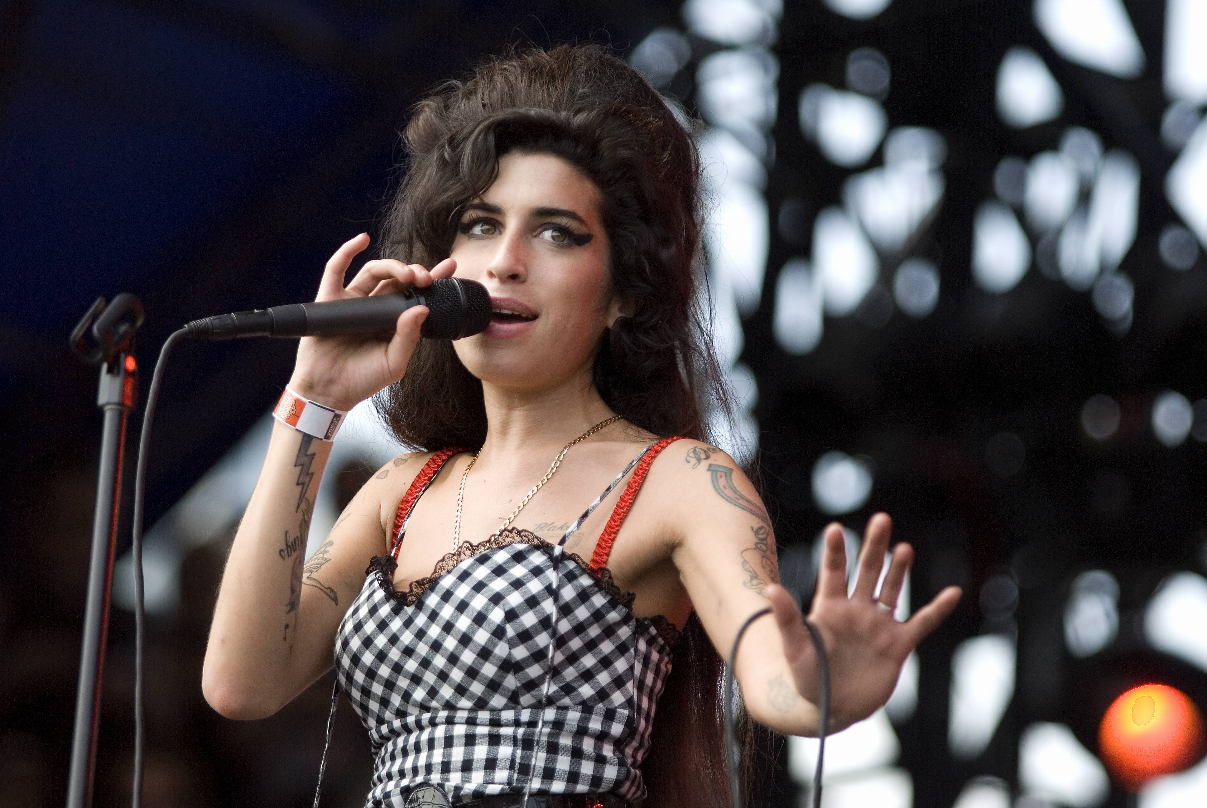 Amy Winehouse performing on stage at LOLLAPALOOZA in August 2005 | Photo: Getty Images