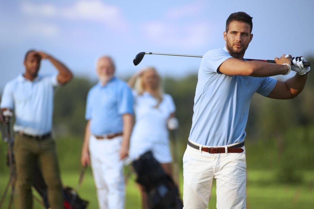 Mann spielt Golf | Quelle: Shutterstock