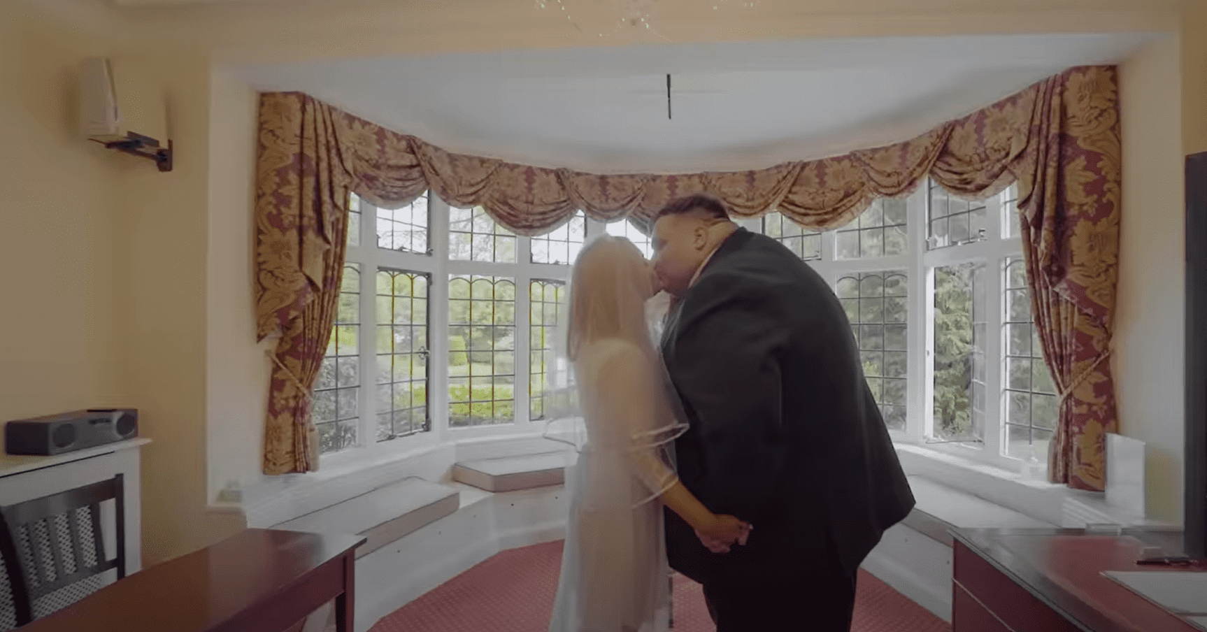 George Keywood and Sienna Keera share a kiss on their wedding day. | Source: Youtube.com/truly