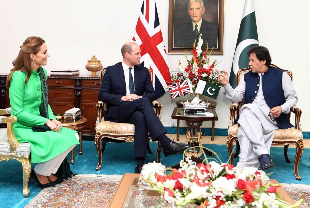 Prince William and Kate Middleton meet with the Prime Minister of Pakistan, Imran Khan at his official residence. | Photo: Getty Images