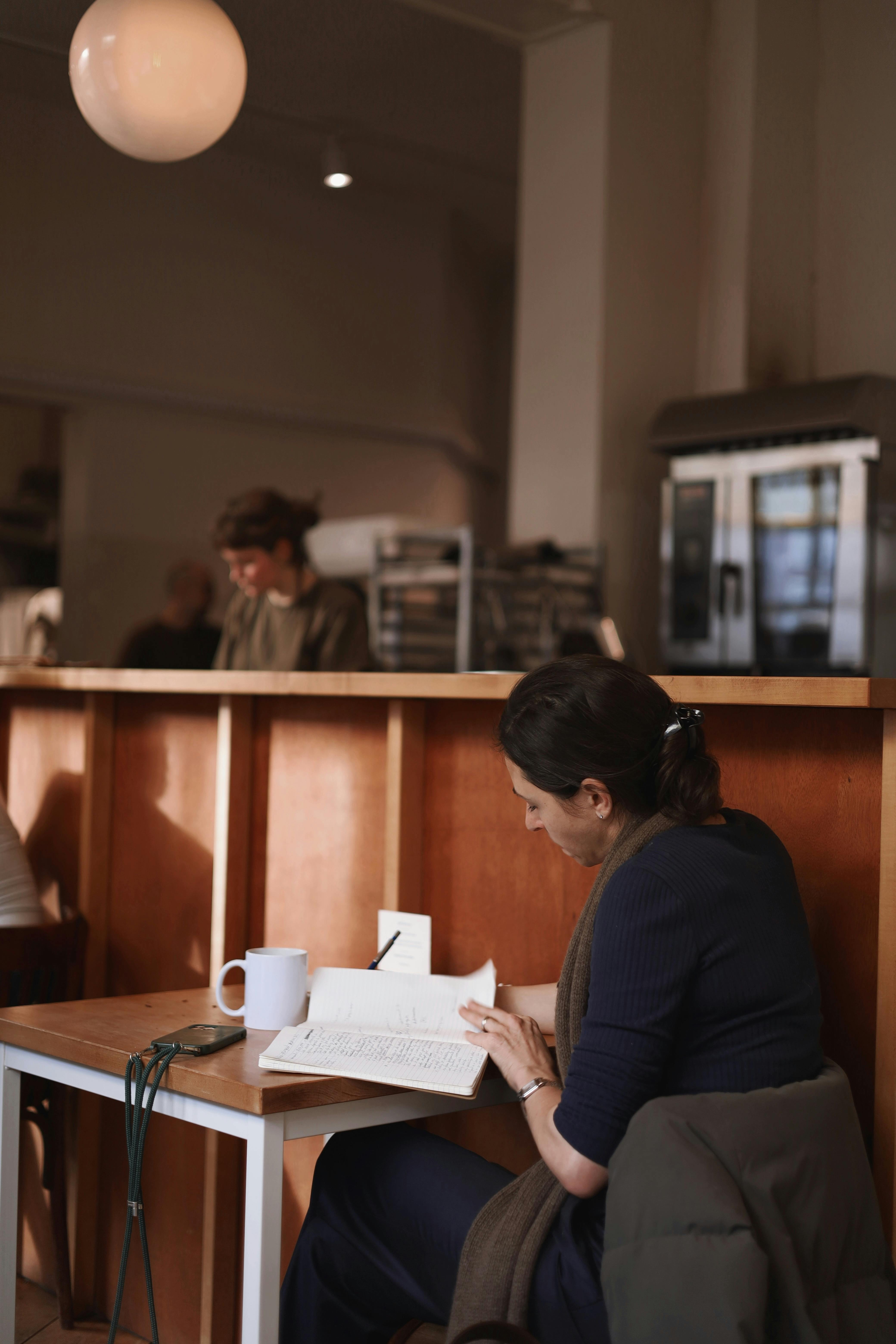 A woman working in a cafe | Source: Pexels