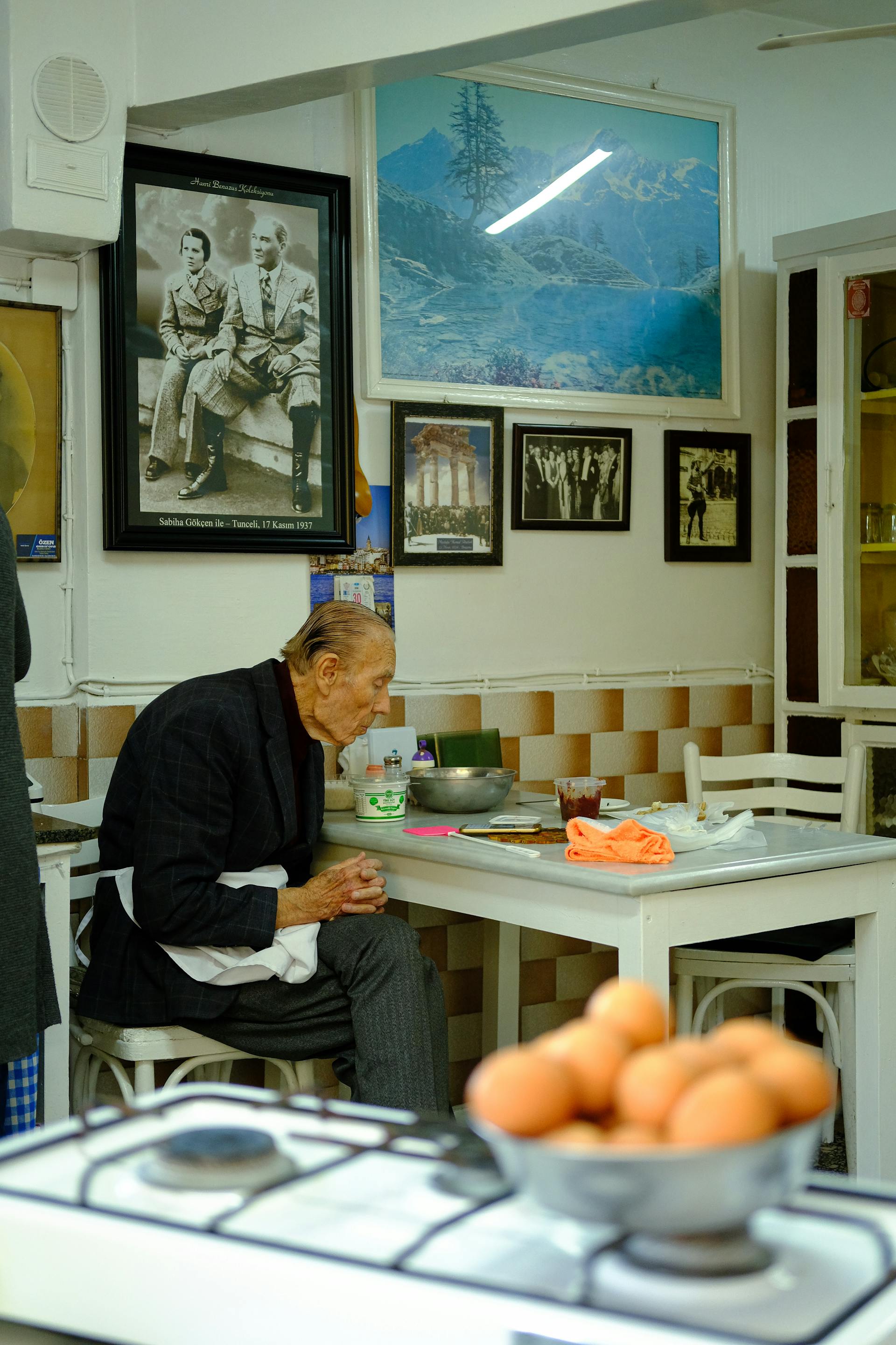 An old man sitting at a table | Source: Pexels