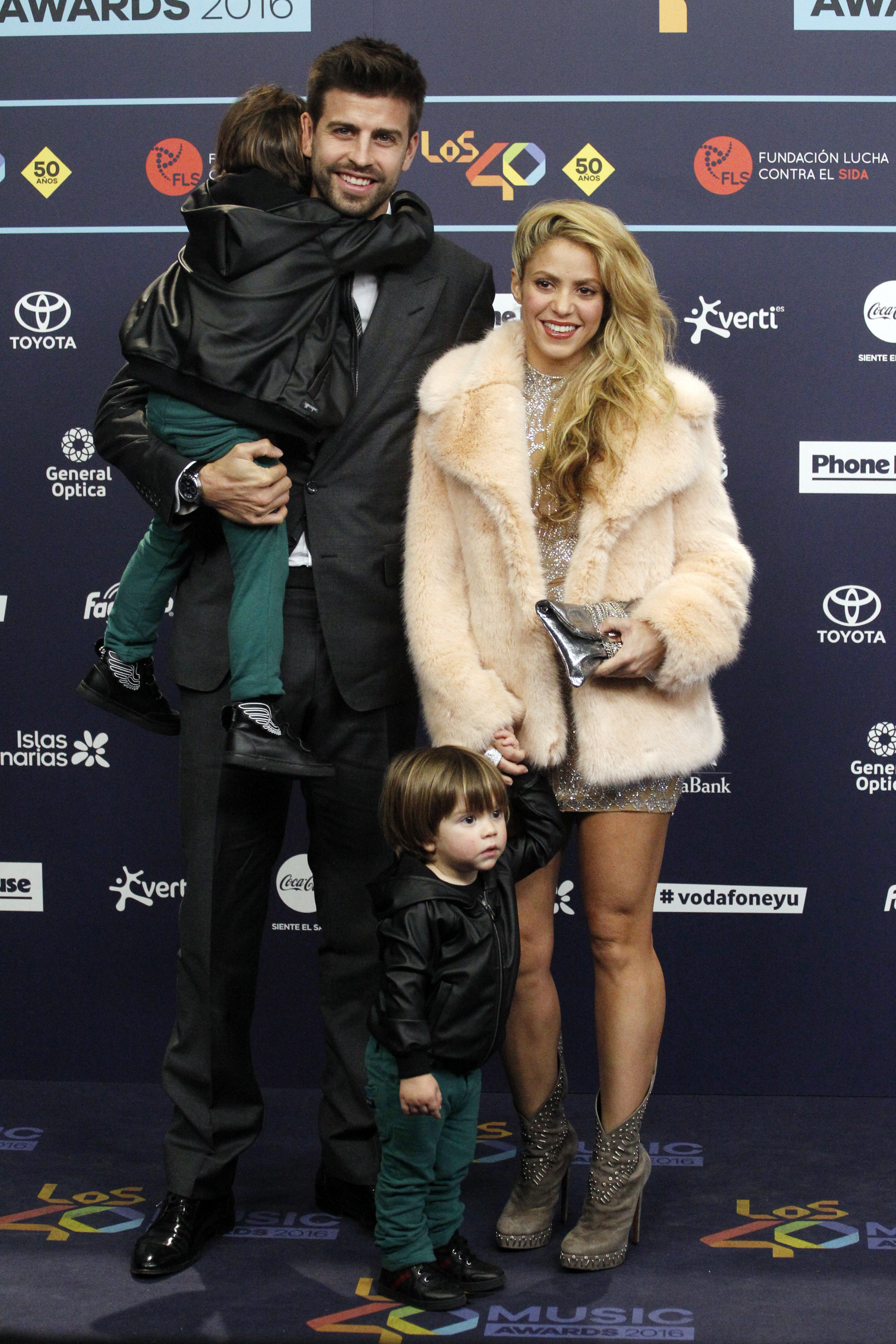 Shakira and Gerard Pique with their sons Sasha and Milan at the gala of Los 40 Music Awards 2016 on December 1, 2016 | Source: Getty Images