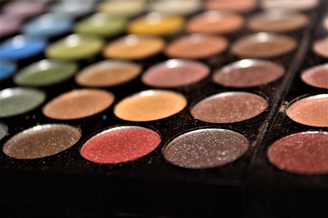 Du maquillage coloré. l Source : Unsplash