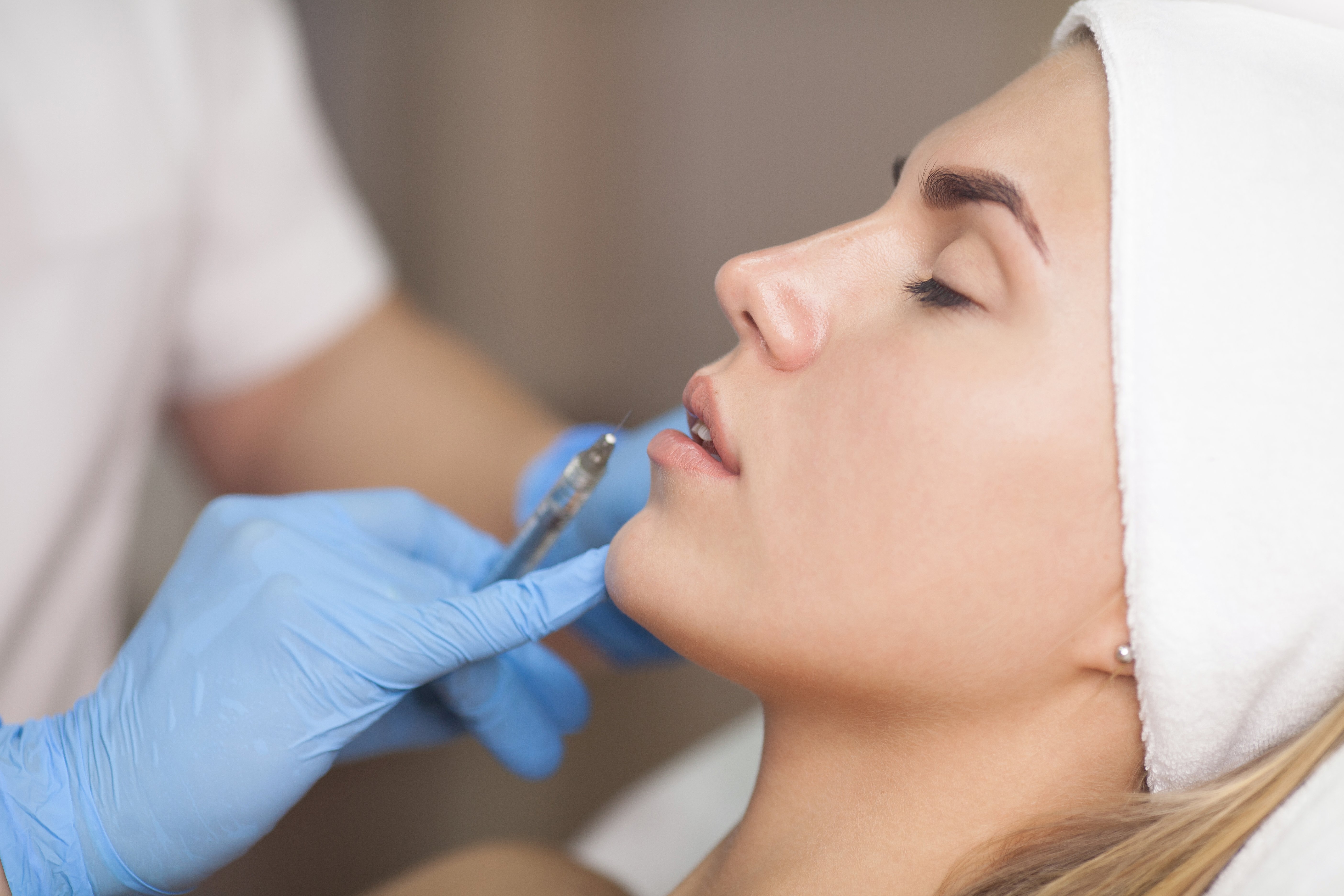Mujer sometiéndose a procedimiento estético en los labios. | Foto: Shutterstock