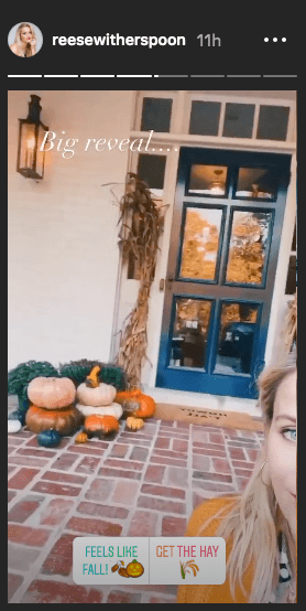 Reese Witherspoon showing off her Halloween or Fall porch decorations on October 3, 2020 | Photo: Instagram Story/reesewitherspoon