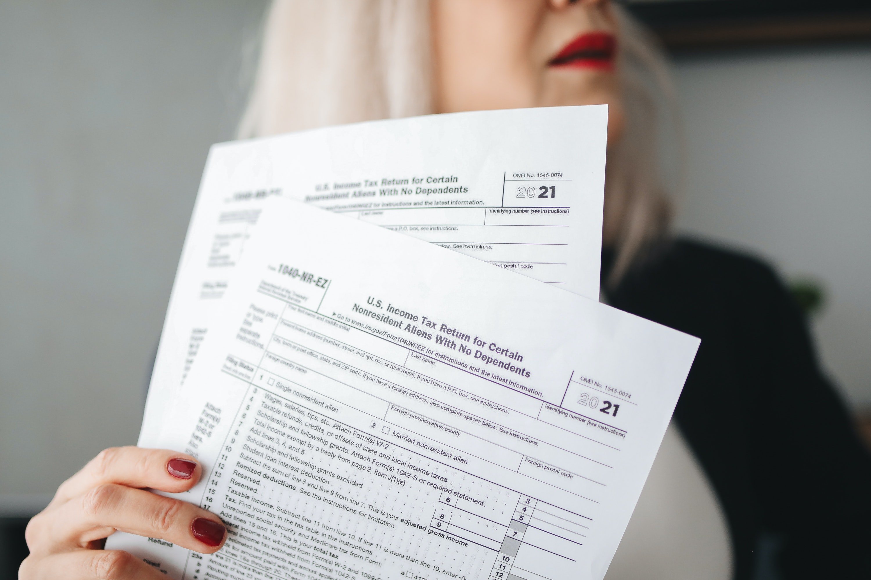 OP filed for taxes & got the IRS involved against PS for his unpaid taxes on the $25K he borrowed from her. | Source: Pexels