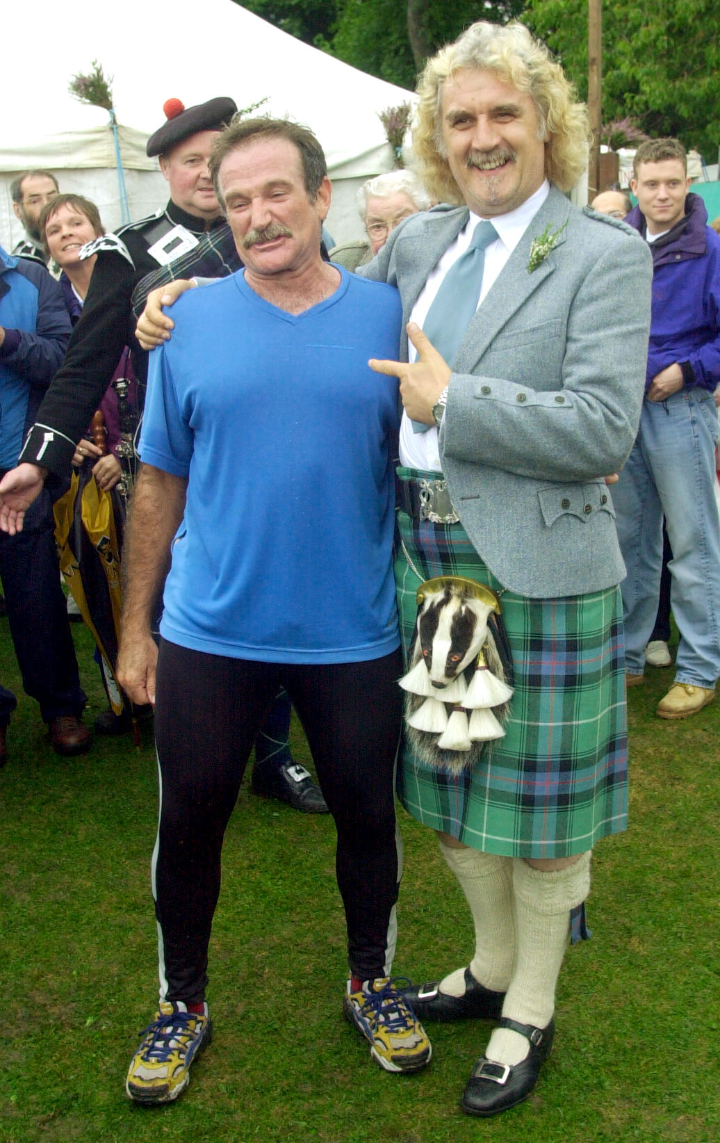 Robin Williams et Billy Connolly aux Lonach Highland Games le 28 août 2000, à Strathdon près de Balmoral en Écosse. | Source : Getty Images