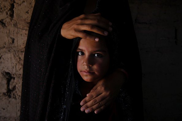 6-jähriges Mädchen namens Farzana mit ihrer Mutter Zarmina, Kinderbraut, 17. Juni 2019, Afghanistan | Quelle: Getty Images