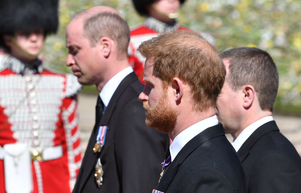 Prinz William, Prinz Harry und Peter Phillips gehen am 17. April 2021 hinter den Sarg von Prinz Philip. | Quelle: Getty Images