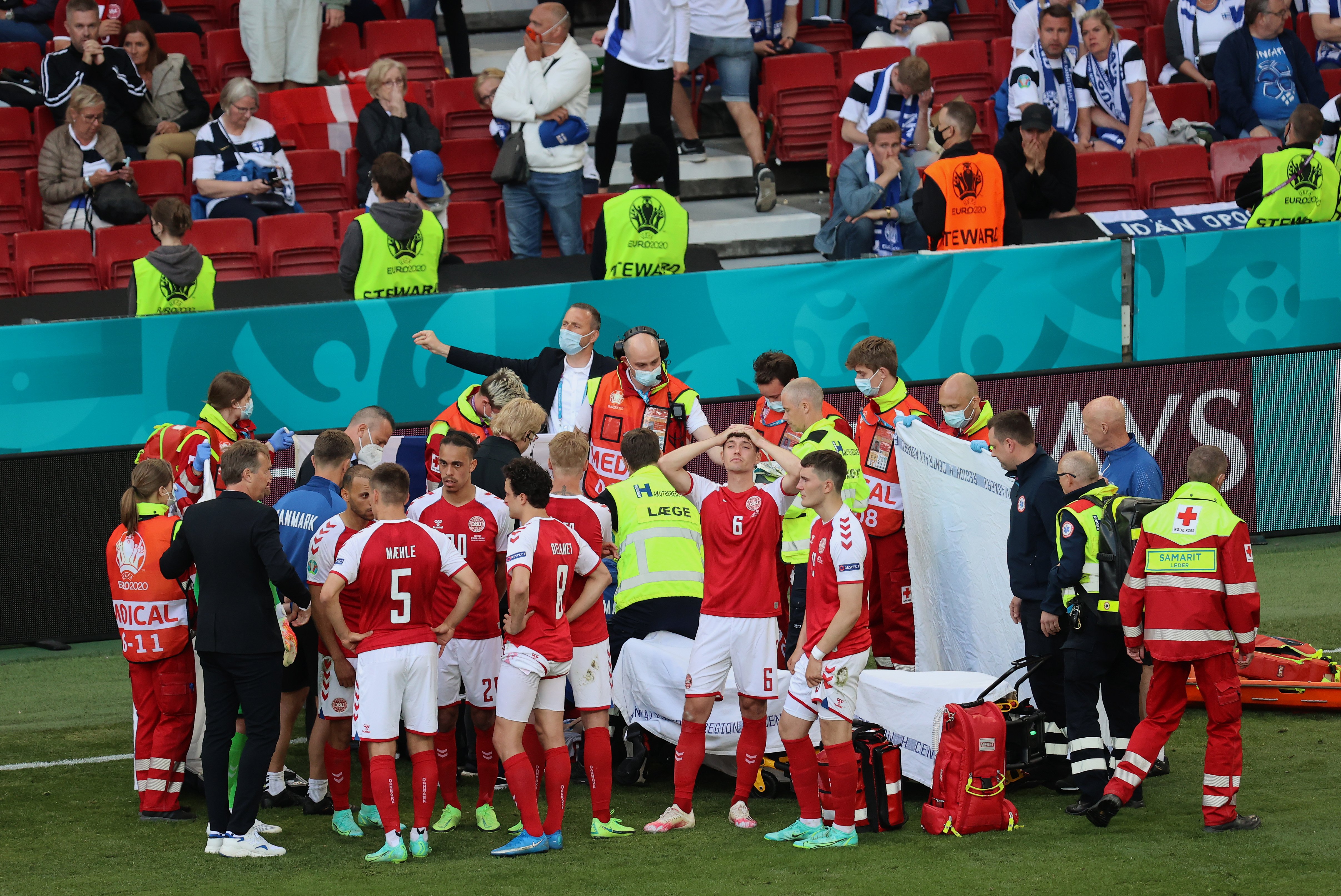 Christian Eriksen wird während des Spiels zwischen Dänemark und Finnland am 12. Juni 2021 in Kopenhagen, Dänemark, medizinisch behandelt. | Quelle: Getty Images