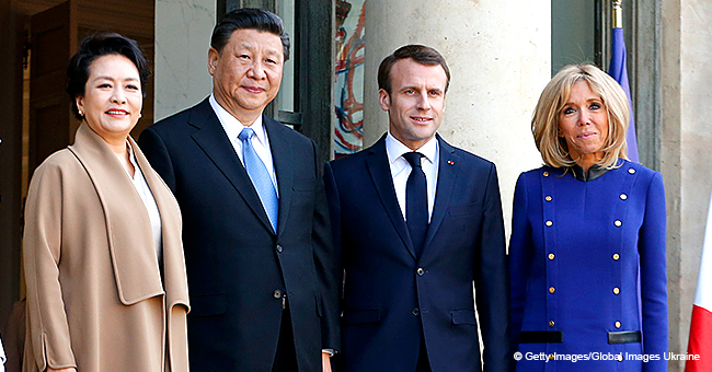 Brigitte Macron a choisi une robe aux couleurs "européennes" pour le départ du président de la Chine