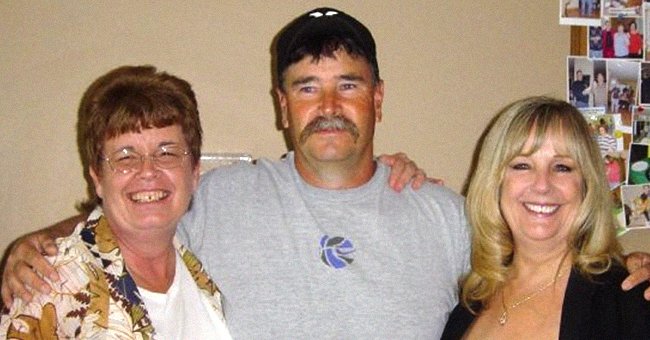 Bobby Reed with DeeAnn Angell and Kay Rene Reed who were switched at birth | Source: youtube.com/hourlyupdates