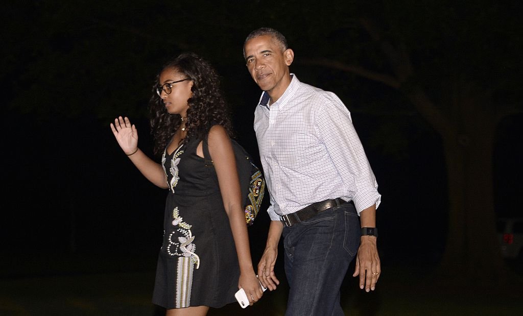 President Barack Obama and daughter Sasha walk on the South Lawn of the White House | Photo: Getty Images